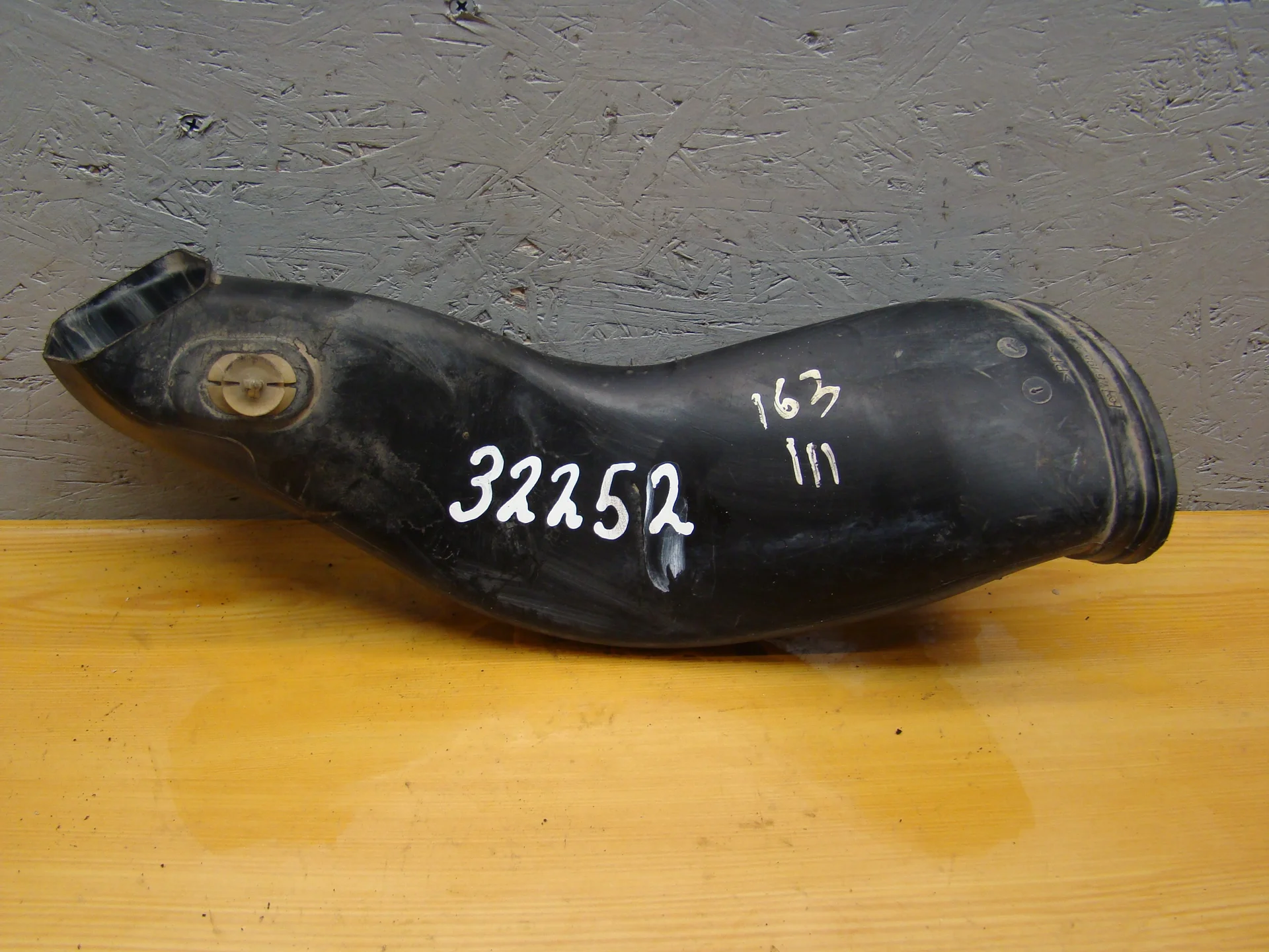 Патрубок воздушного фильтра Mercedes-Benz W163 111 A1635050061 - изображение 1