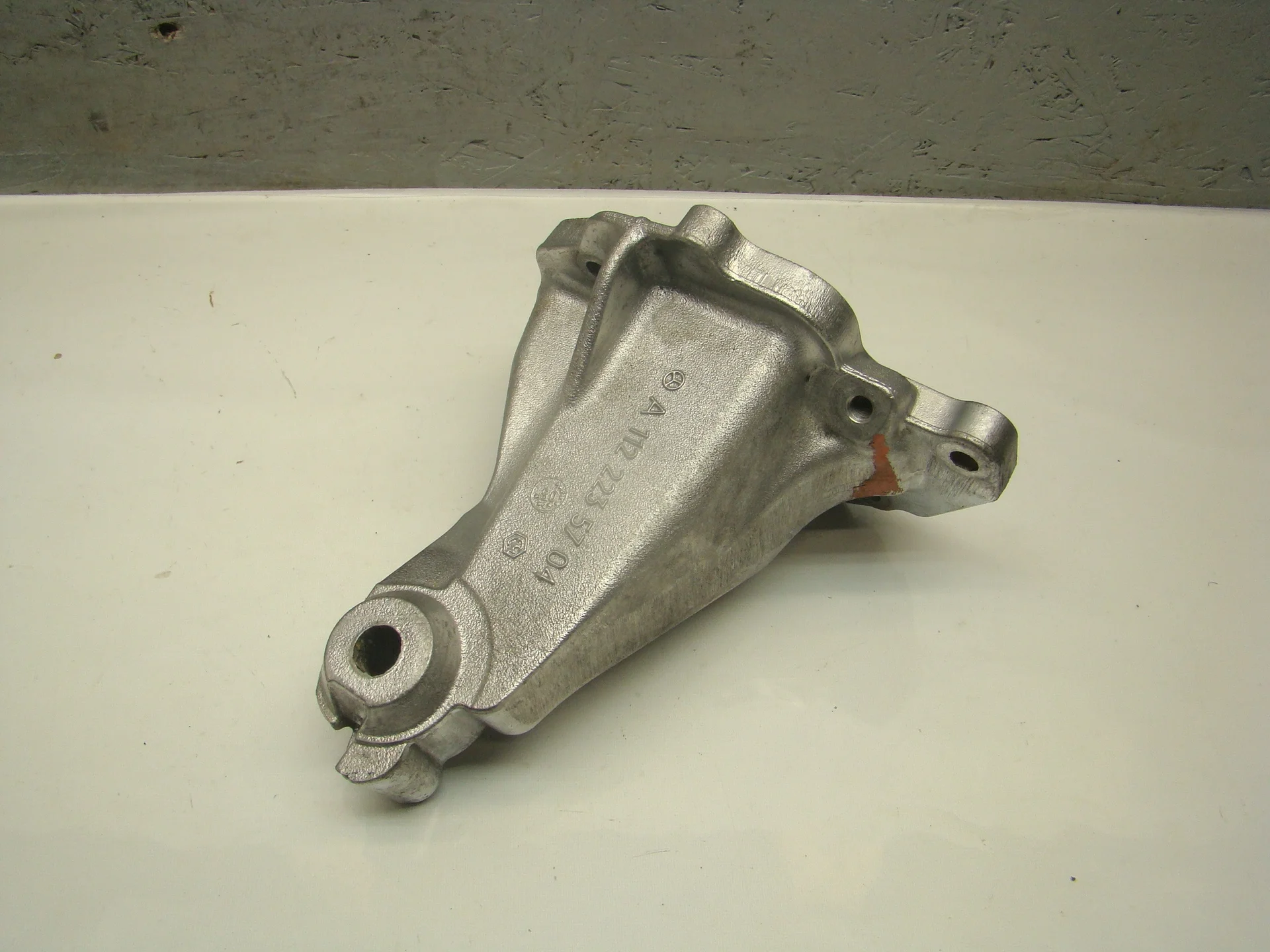 Кронштейн двигателя левый Mercedes-Benz W639 112 A1122235704 - изображение 1