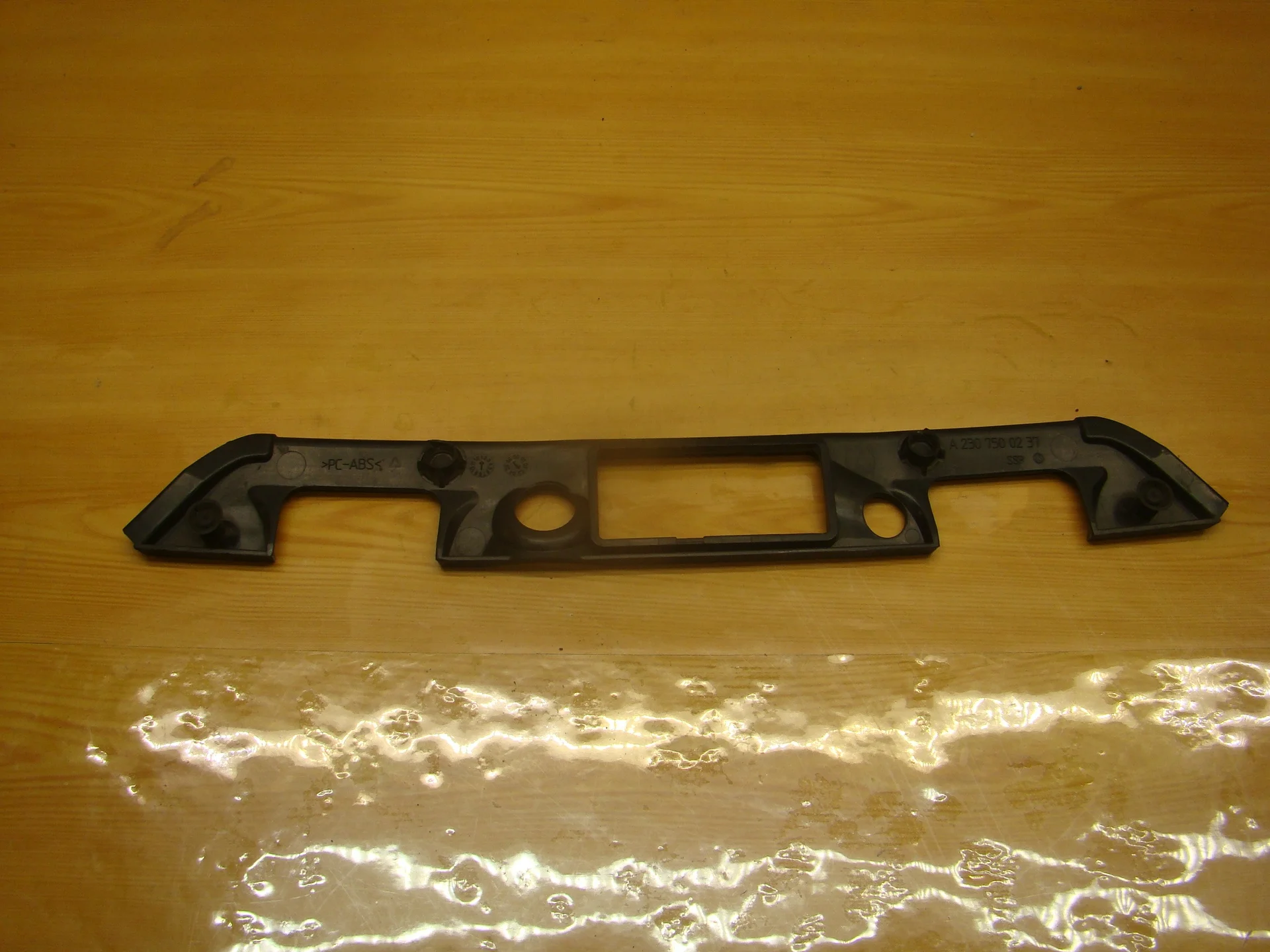 Накладка крышки багажника Mercedes-Benz R230 A2307500237 - миниатюра 2
