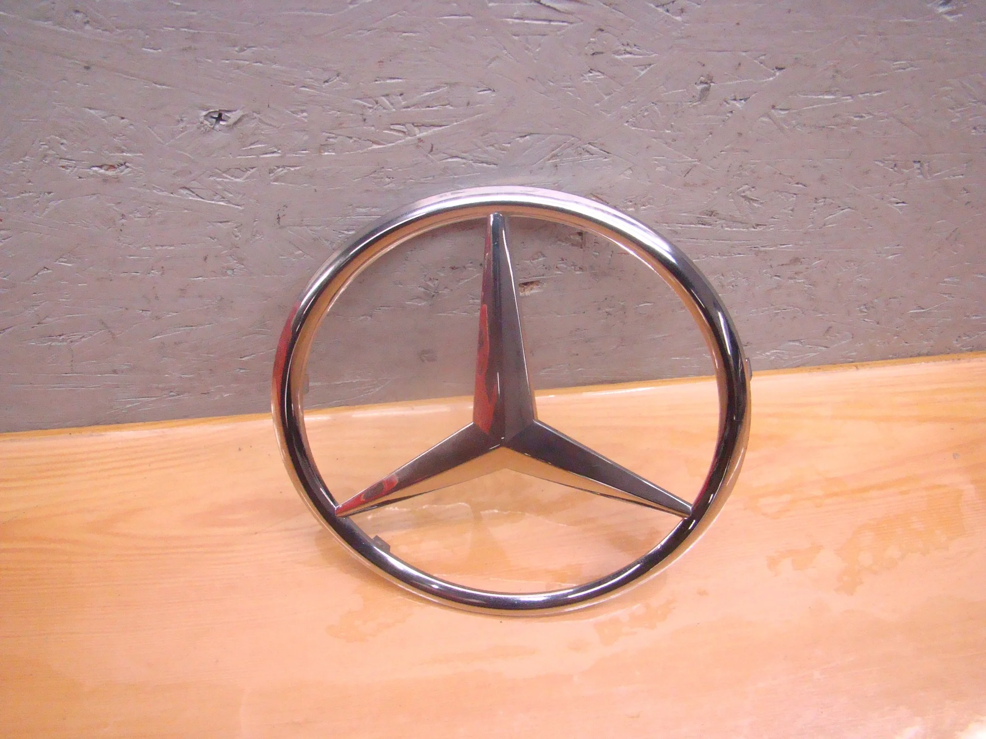 Эмблема решетки радиатора Mercedes-Benz R230  A2308880086 - миниатюра 2