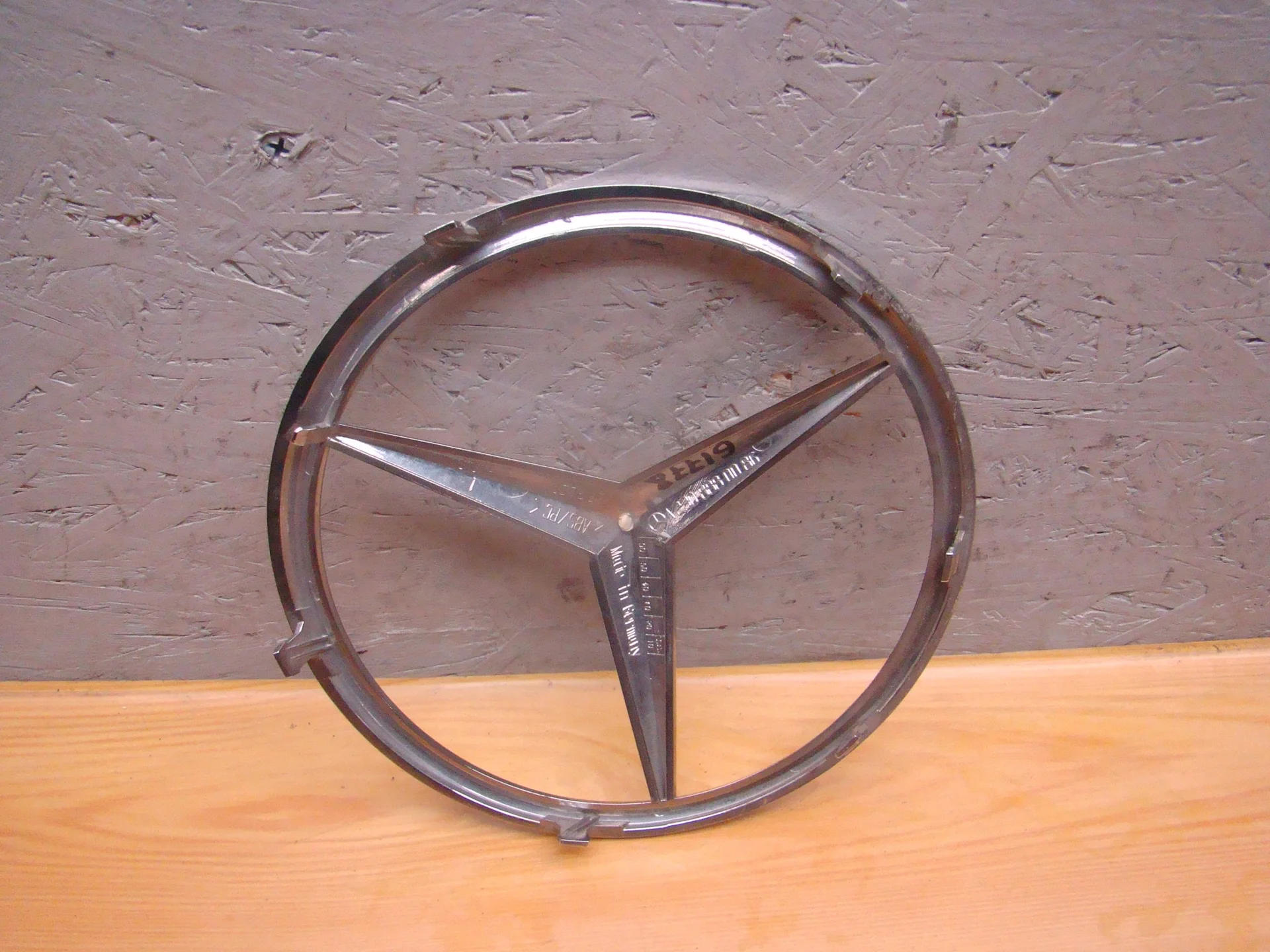 Эмблема решетки радиатора Mercedes-Benz R230  A2308880086 - миниатюра 3