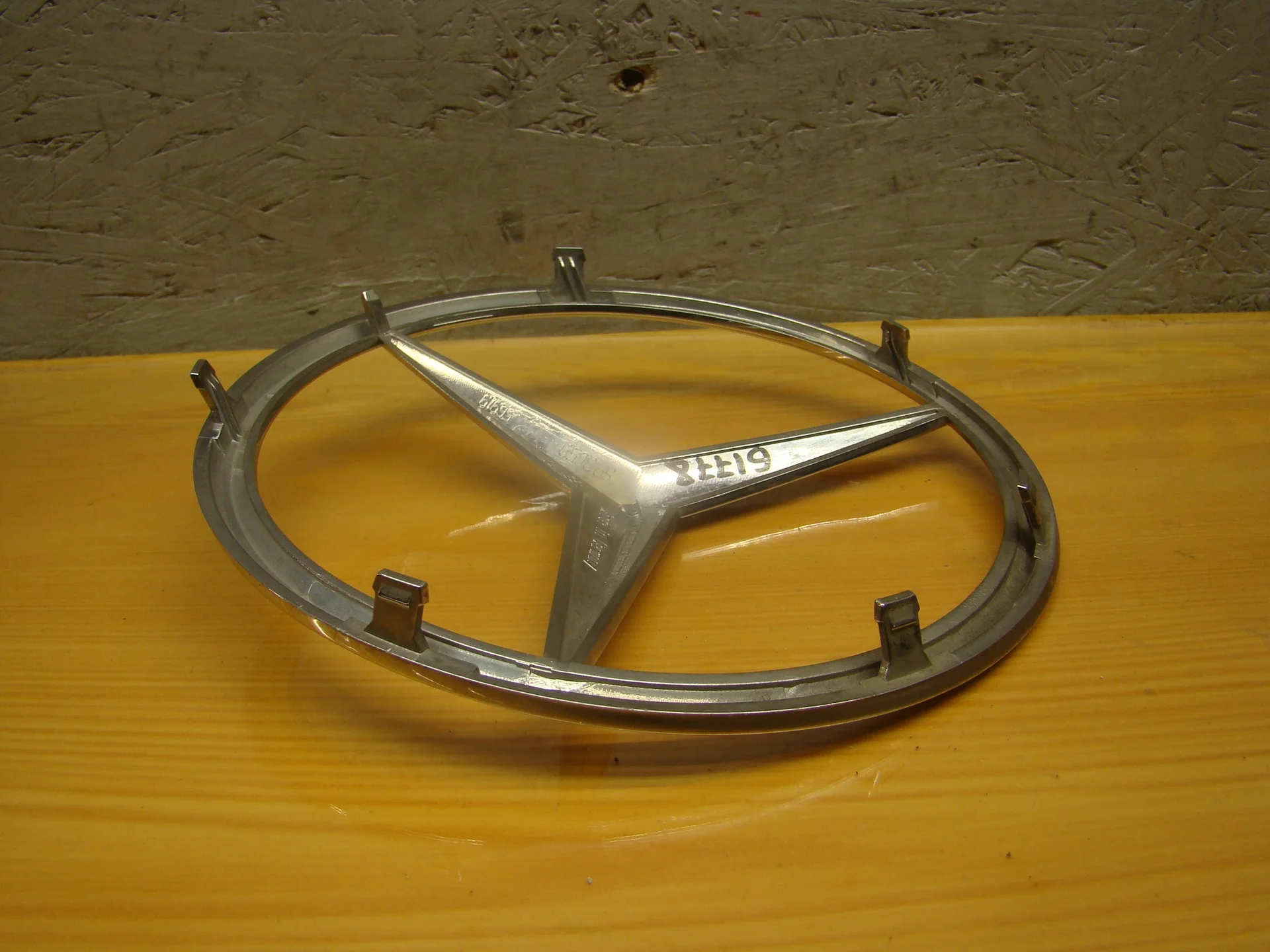 Эмблема решетки радиатора Mercedes-Benz R230  A2308880086 - миниатюра 4