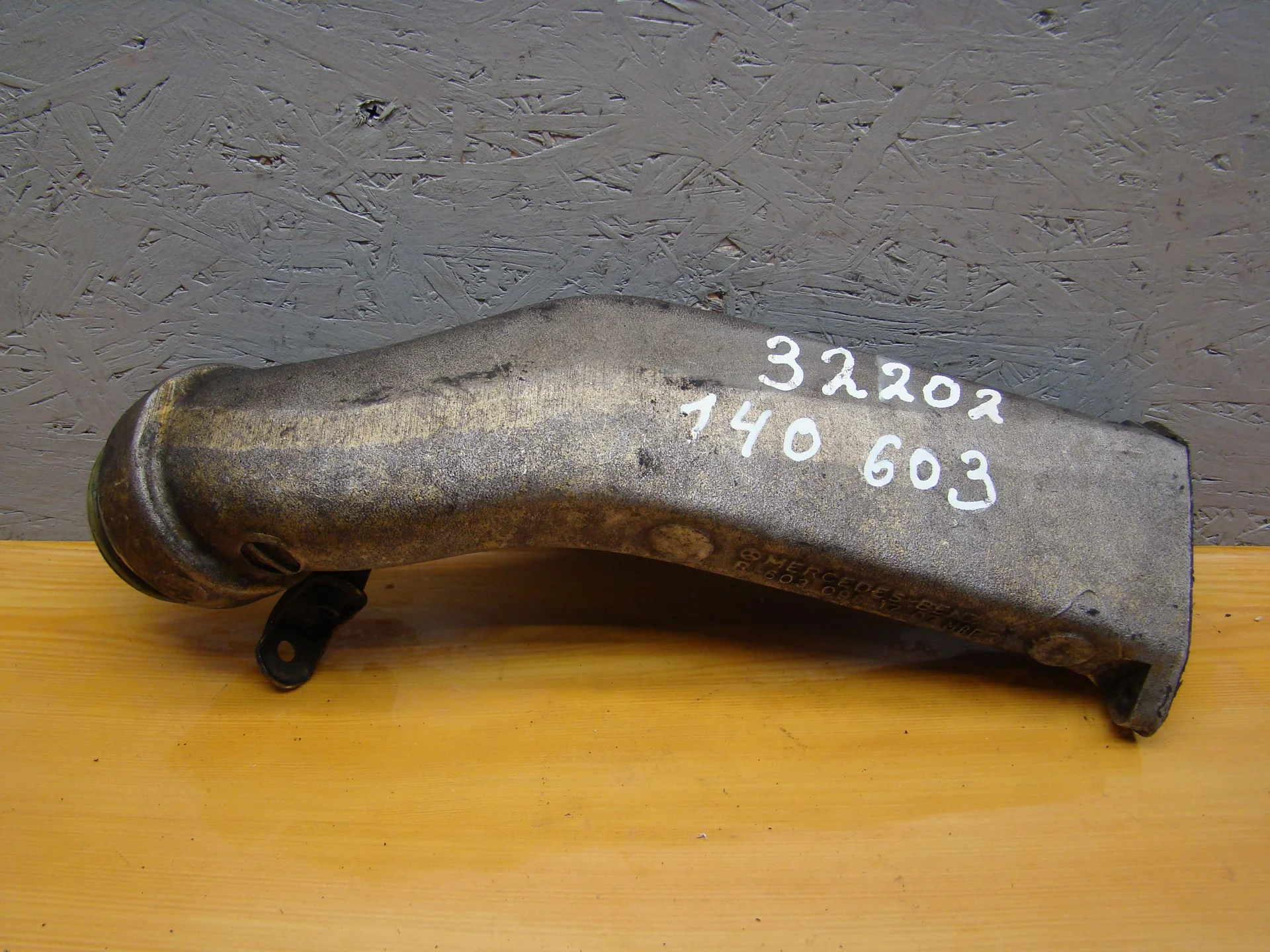 Патрубок воздушный Mercedes-Benz W140 603 A6030981707 - изображение 1
