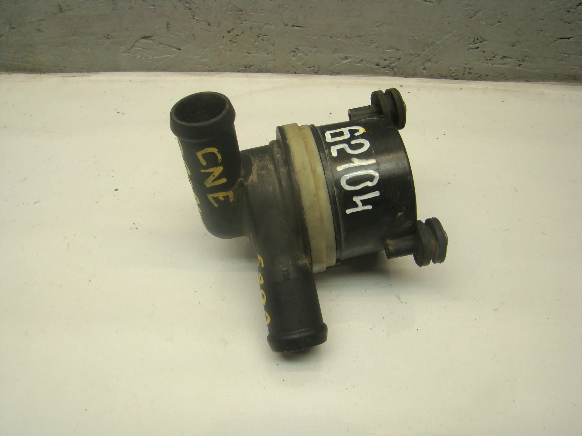 Помпа дополнительной прокачки антифриза Volkswagen Amarok I 2H CNE 03L965561A - изображение 1