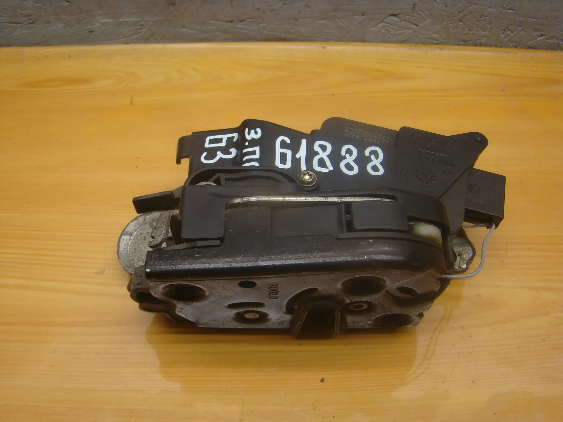 Замок двери задней правой Mercedes-Benz W639 A6397300735 - изображение 1