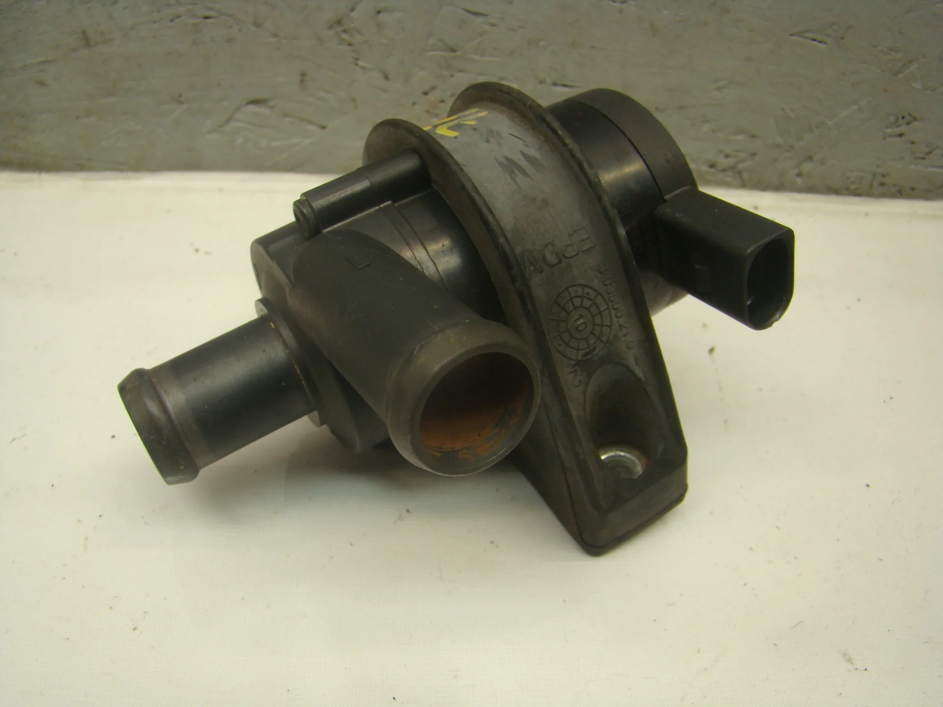 Помпа дополнительной прокачки антифриза Volkswagen Passat VI 3C (B6) CDA 1K0965561J - изображение 1