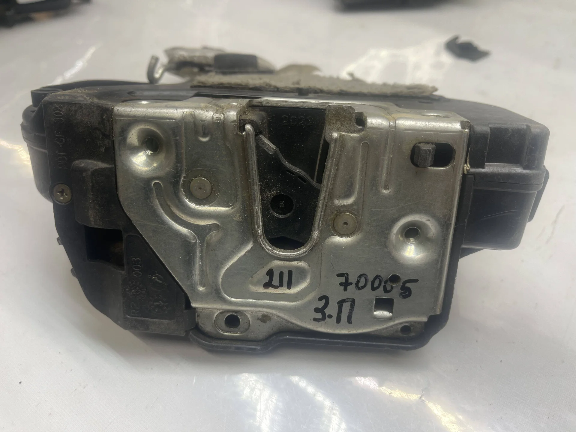 Замок двери задней правой Mercedes-Benz W211 A2117300635 - изображение 1