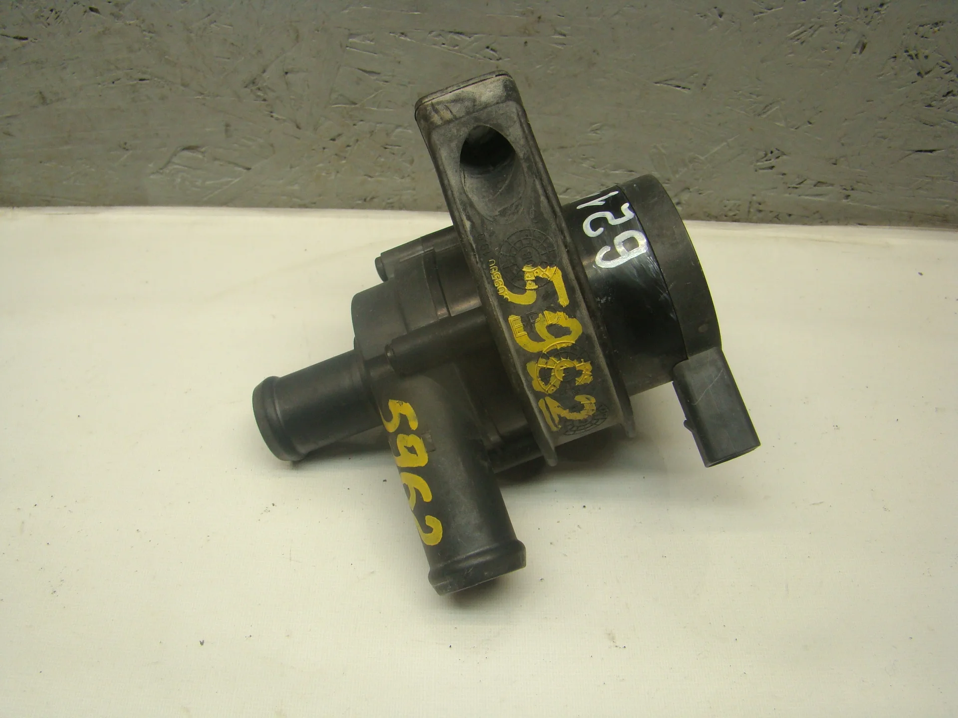 Помпа дополнительной прокачки антифриза Volkswagen Golf V 5K (Mk5) CBZ 1K0965561L - изображение 1