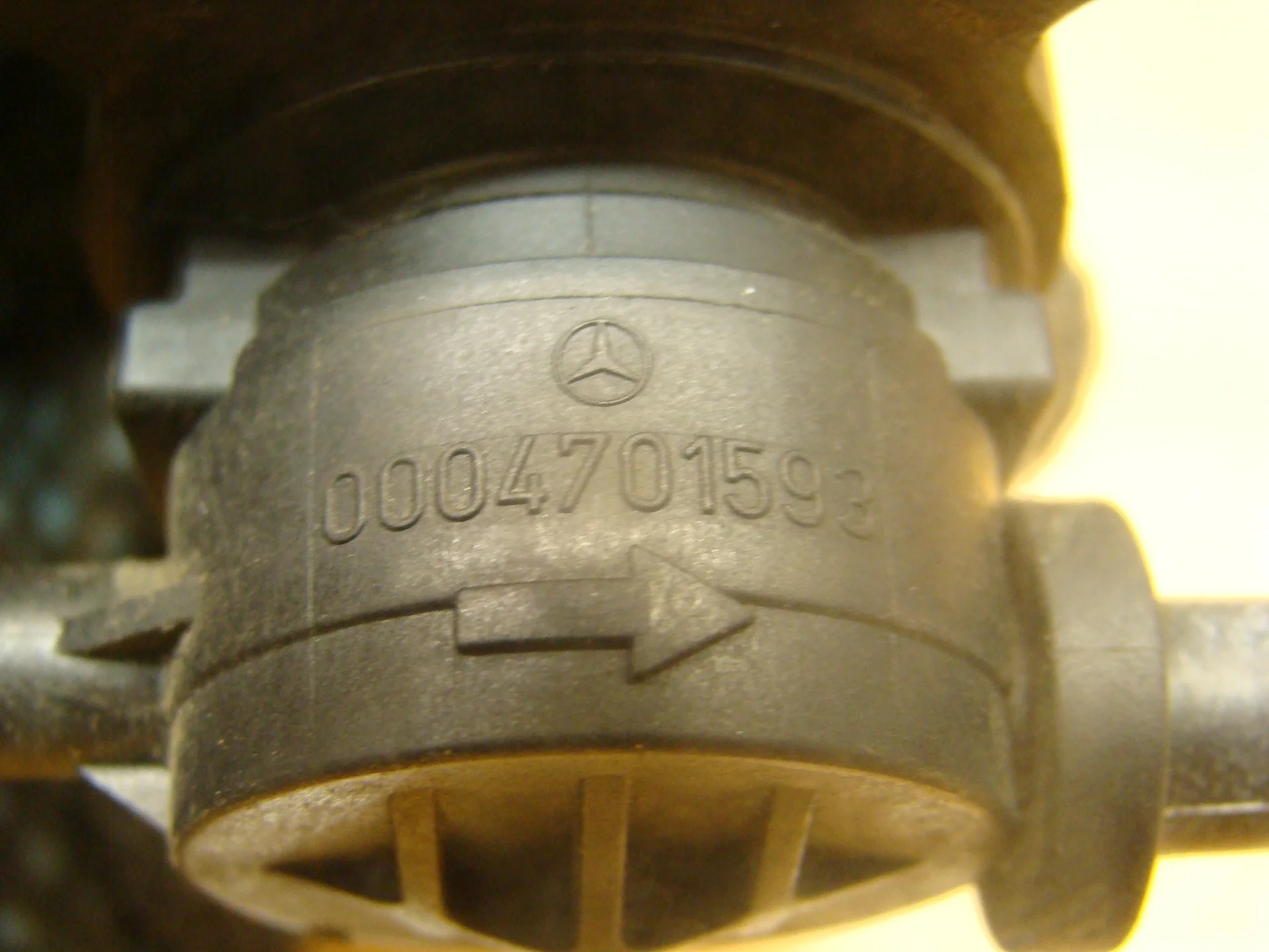 Клапан вентиляции топливного бака Mercedes-Benz W210 112 A0004701593 - миниатюра 2