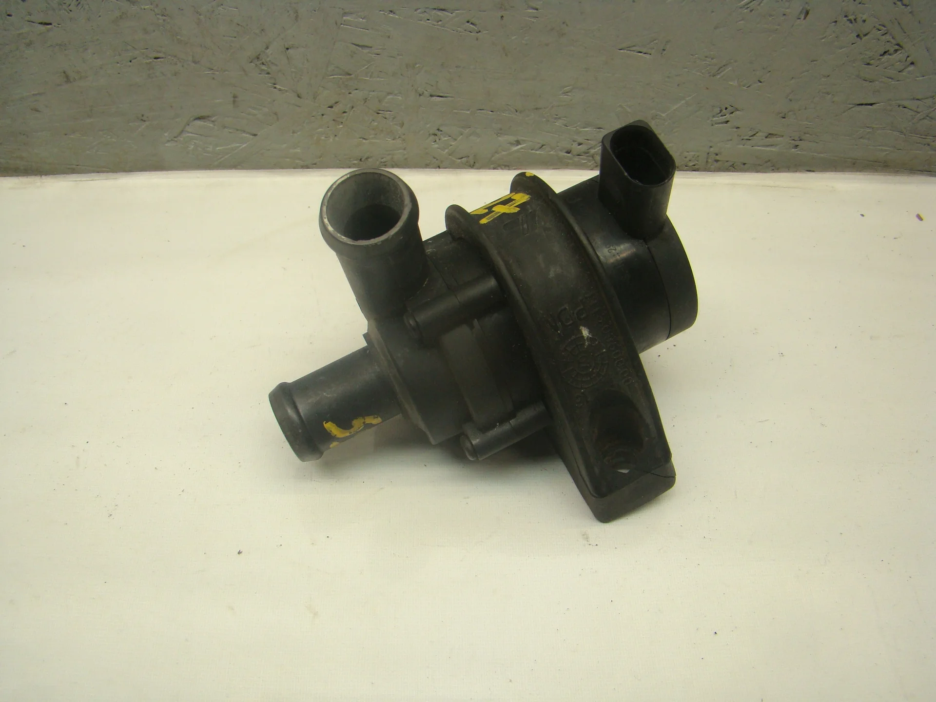 Помпа дополнительной прокачки антифриза Volkswagen Golf V 5K (Mk5) CCZ 1K0965561 - изображение 1