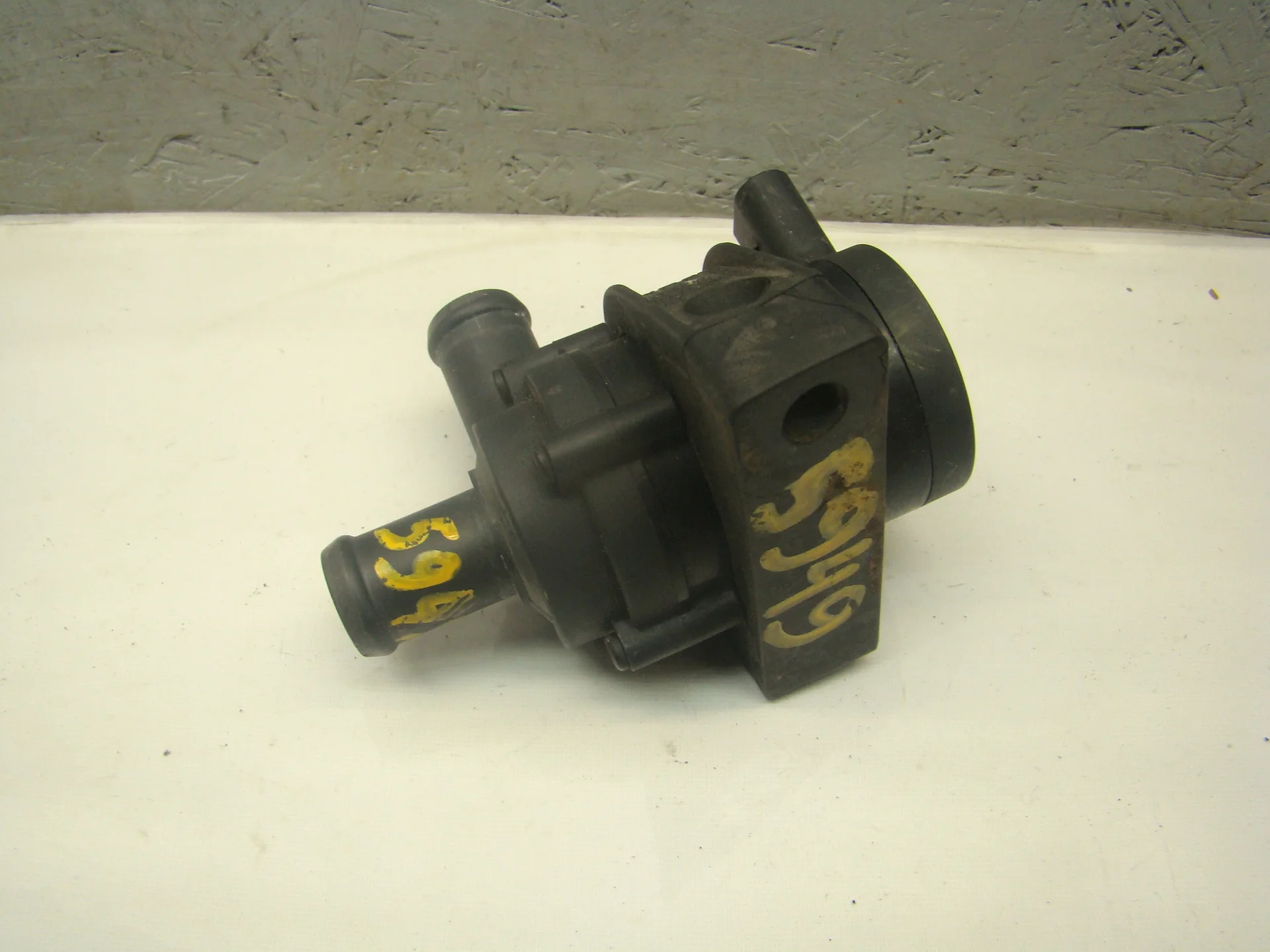 Помпа дополнительной прокачки антифриза Volkswagen Golf V 5K (Mk5) CCZ 1K0965561 - миниатюра 2