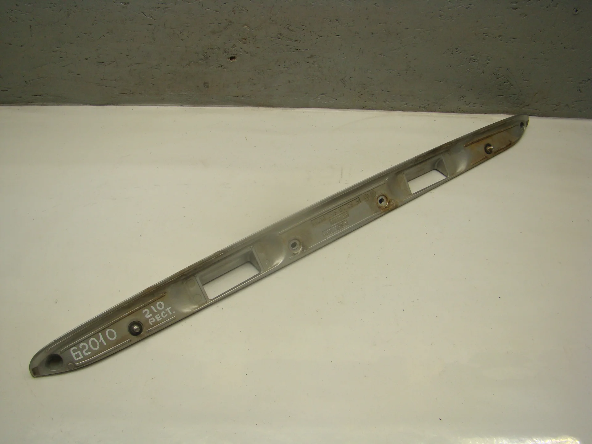 Накладка крышки багажника Mercedes-Benz W210 112 A2107580438 - миниатюра 4