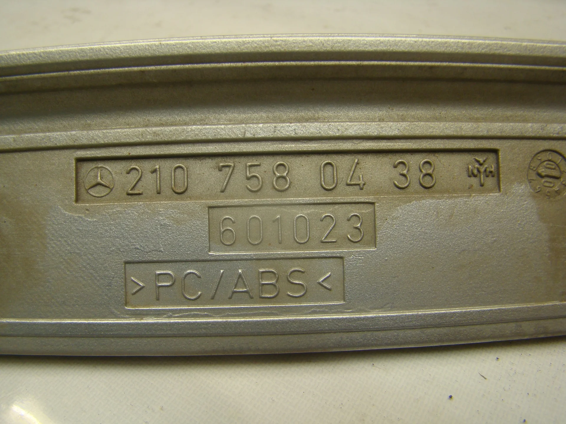 Накладка крышки багажника Mercedes-Benz W210 112 A2107580438 - миниатюра 7