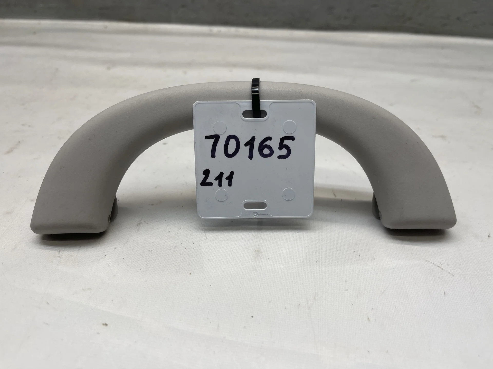 Поручень потолочный Mercedes-Benz W211 A2118100051 - изображение 1