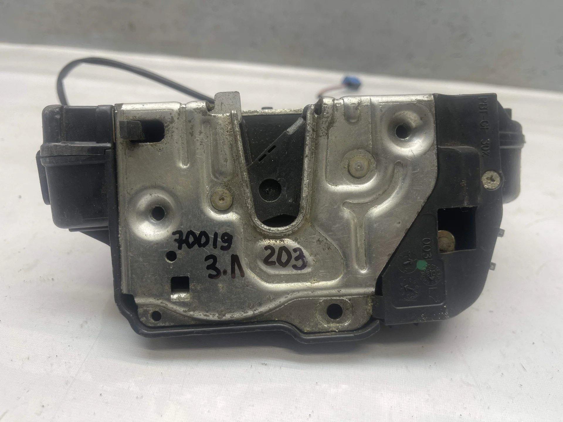 Замок двери задней левой Mercedes-Benz W203 A2037300135 - изображение 1