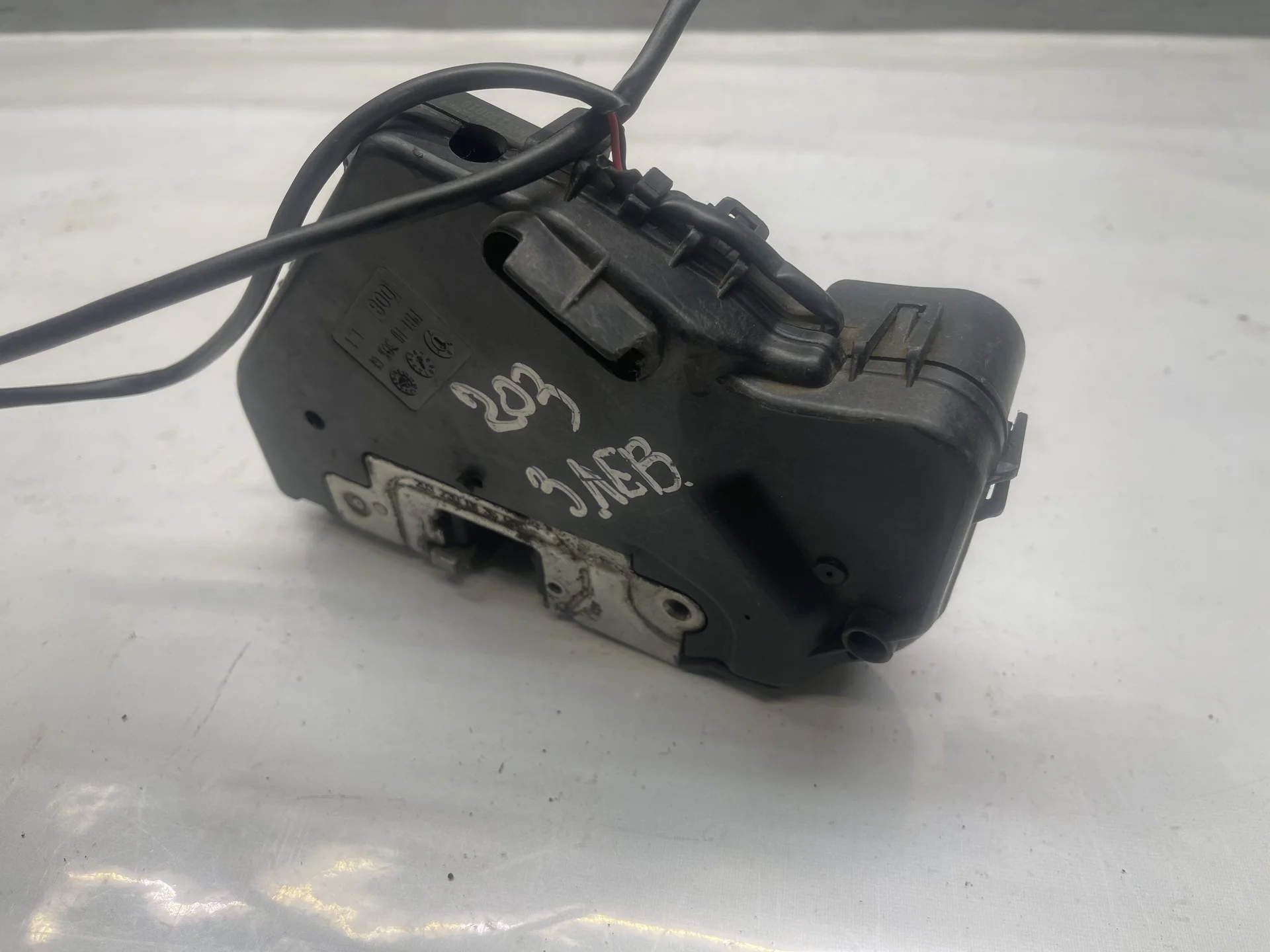 Замок двери задней левой Mercedes-Benz W203 A2037300135 - миниатюра 3
