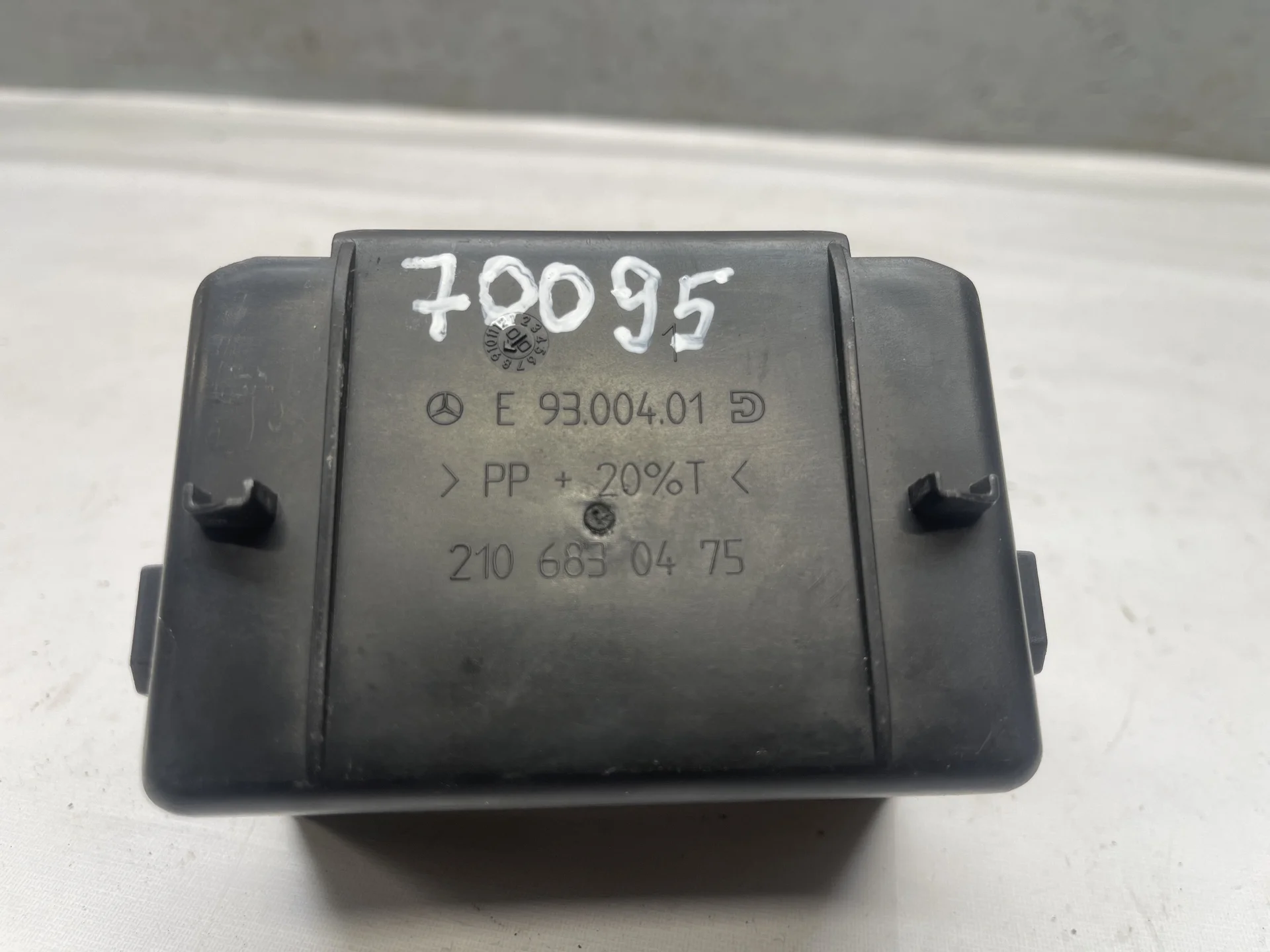 Вещевой отсек Mercedes-Benz W210 A2106830475 - изображение 1