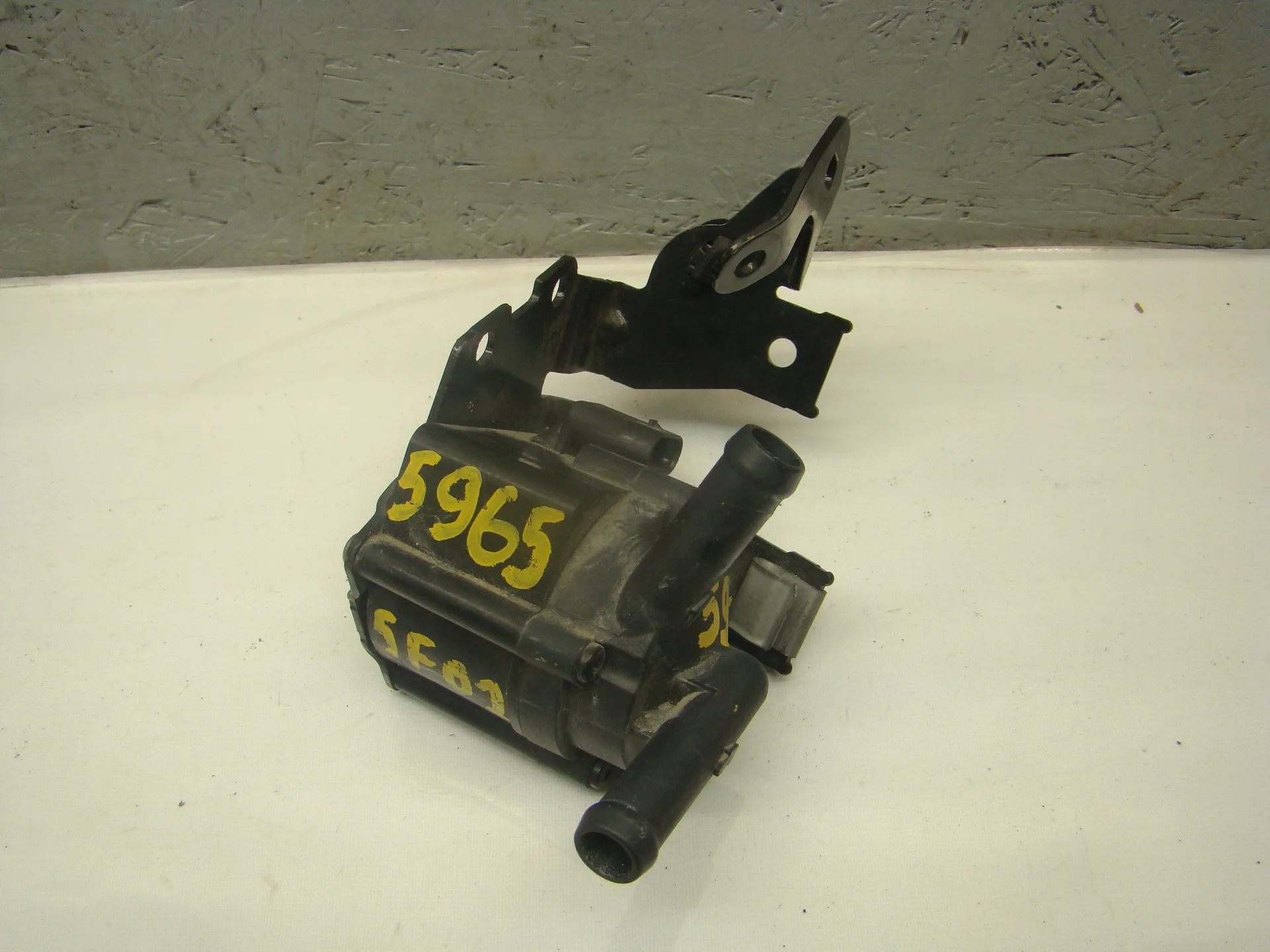 Помпа дополнительной прокачки антифриза Peugeot 308 II T9 5F02 9806790780 - миниатюра 2