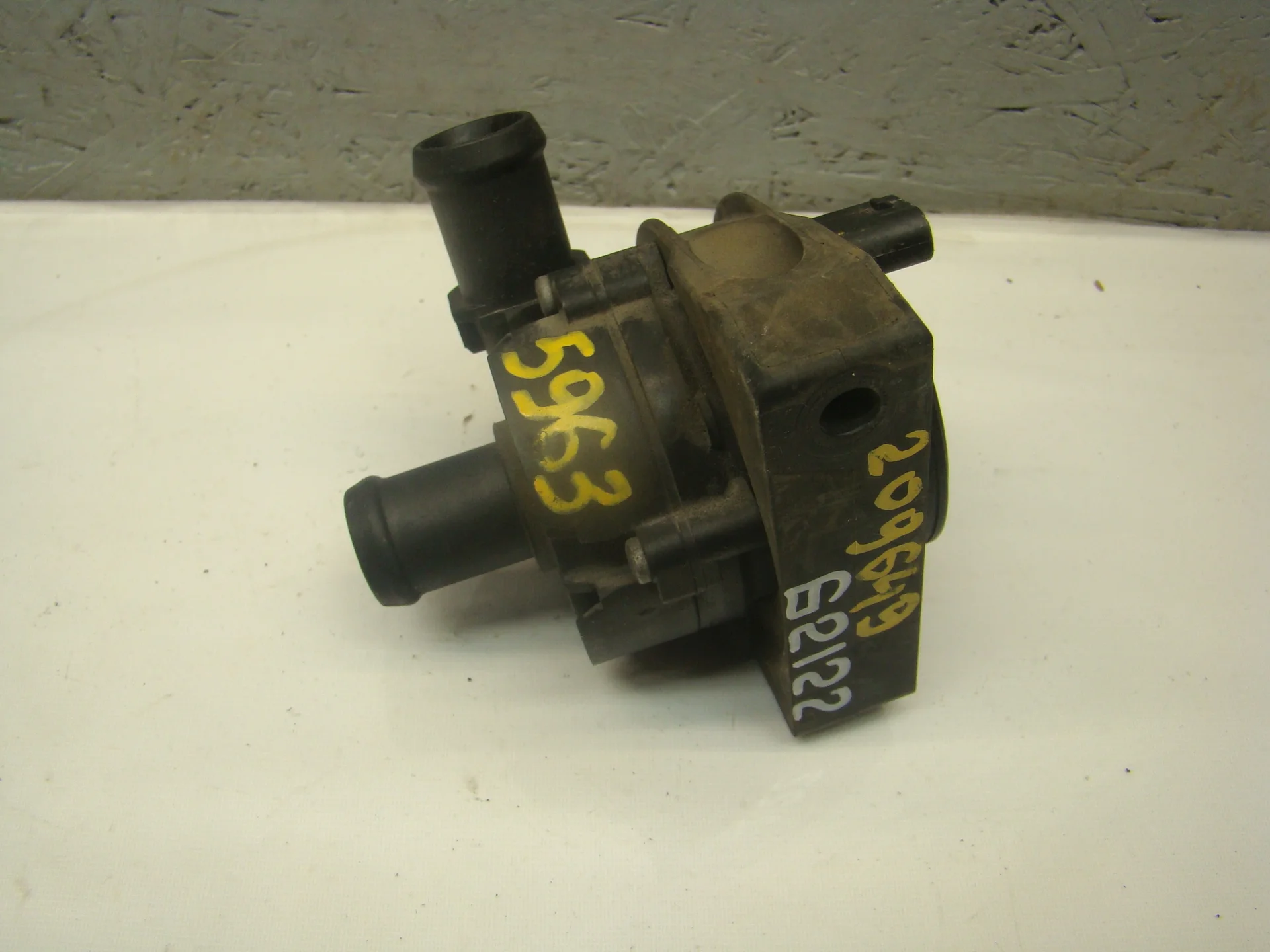 Помпа дополнительной прокачки антифриза Volkswagen Golf VII 5G (Mk7)  5C0965567A - миниатюра 2