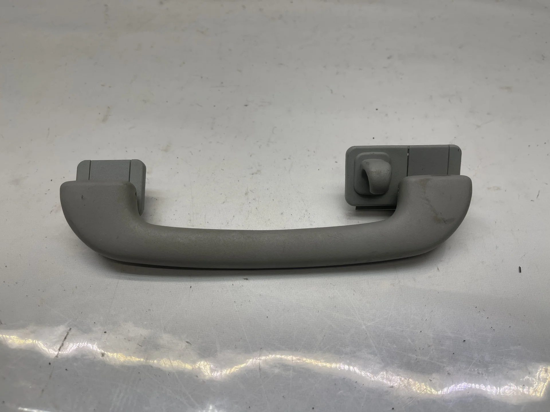 Поручень потолочный задний левый Mercedes-Benz C208  A2088100451 - миниатюра 2