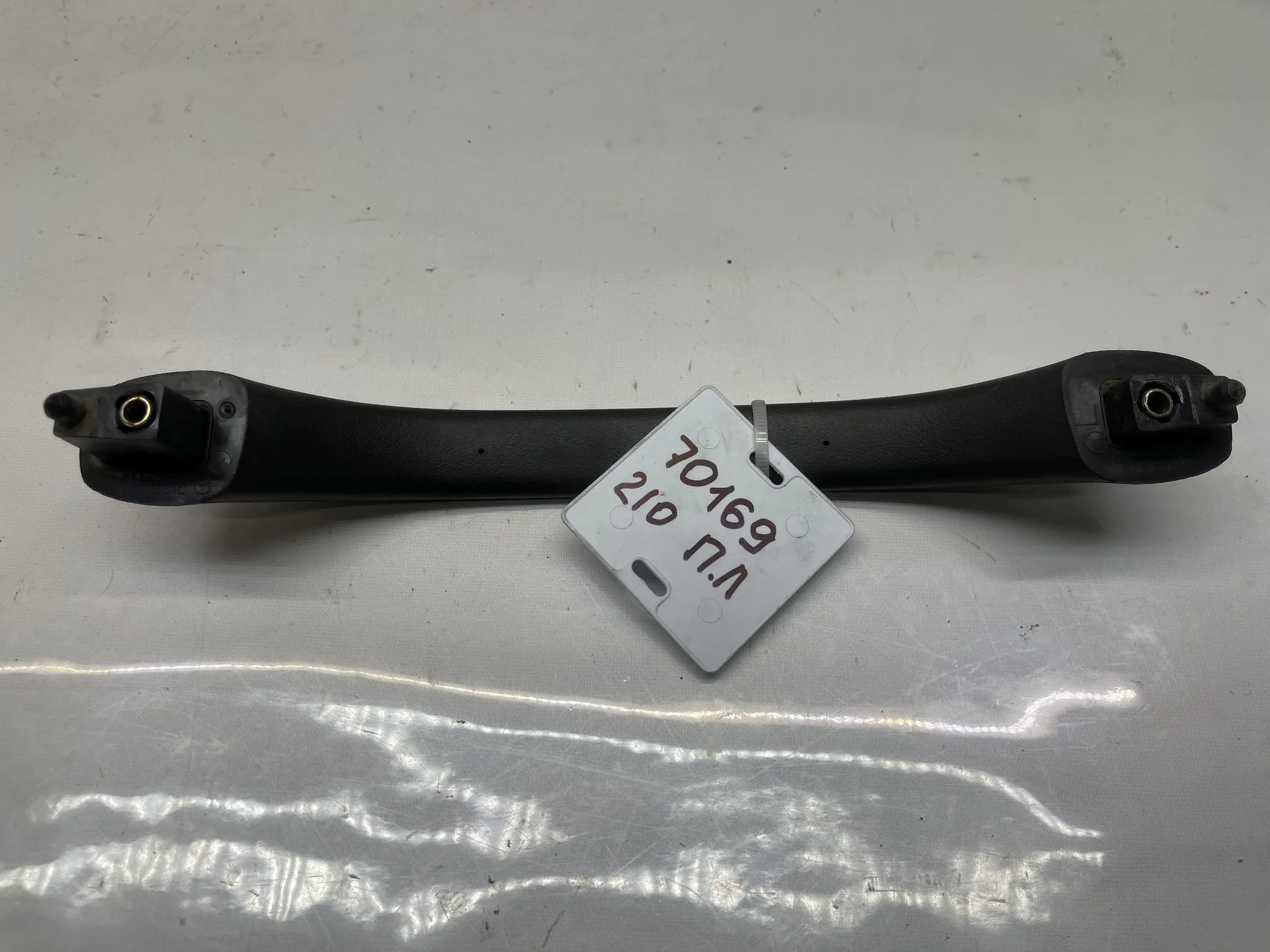 Поручень потолочный передний левый Mercedes-Benz W210 A2108101351 - миниатюра 2