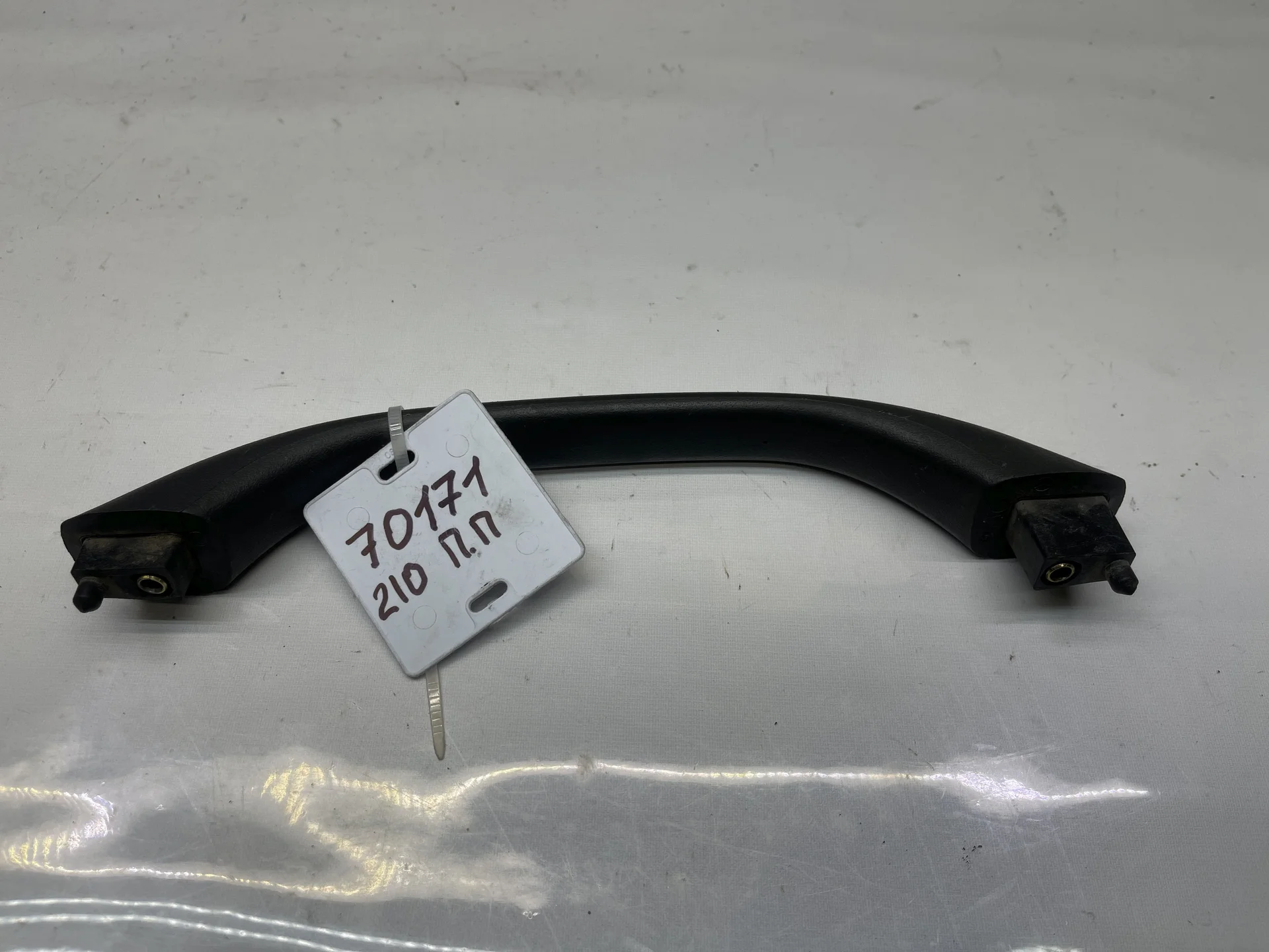Поручень потолочный передний правый Mercedes-Benz W210 A2108101451 - изображение 1