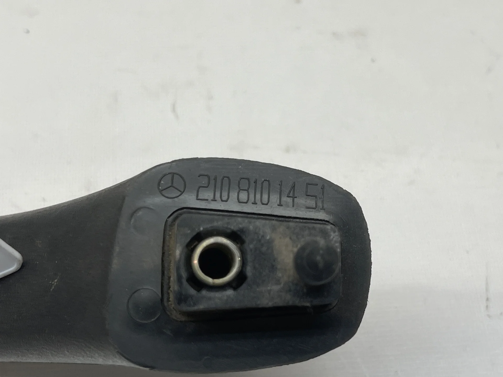 Поручень потолочный передний правый Mercedes-Benz W210 A2108101451 - миниатюра 2