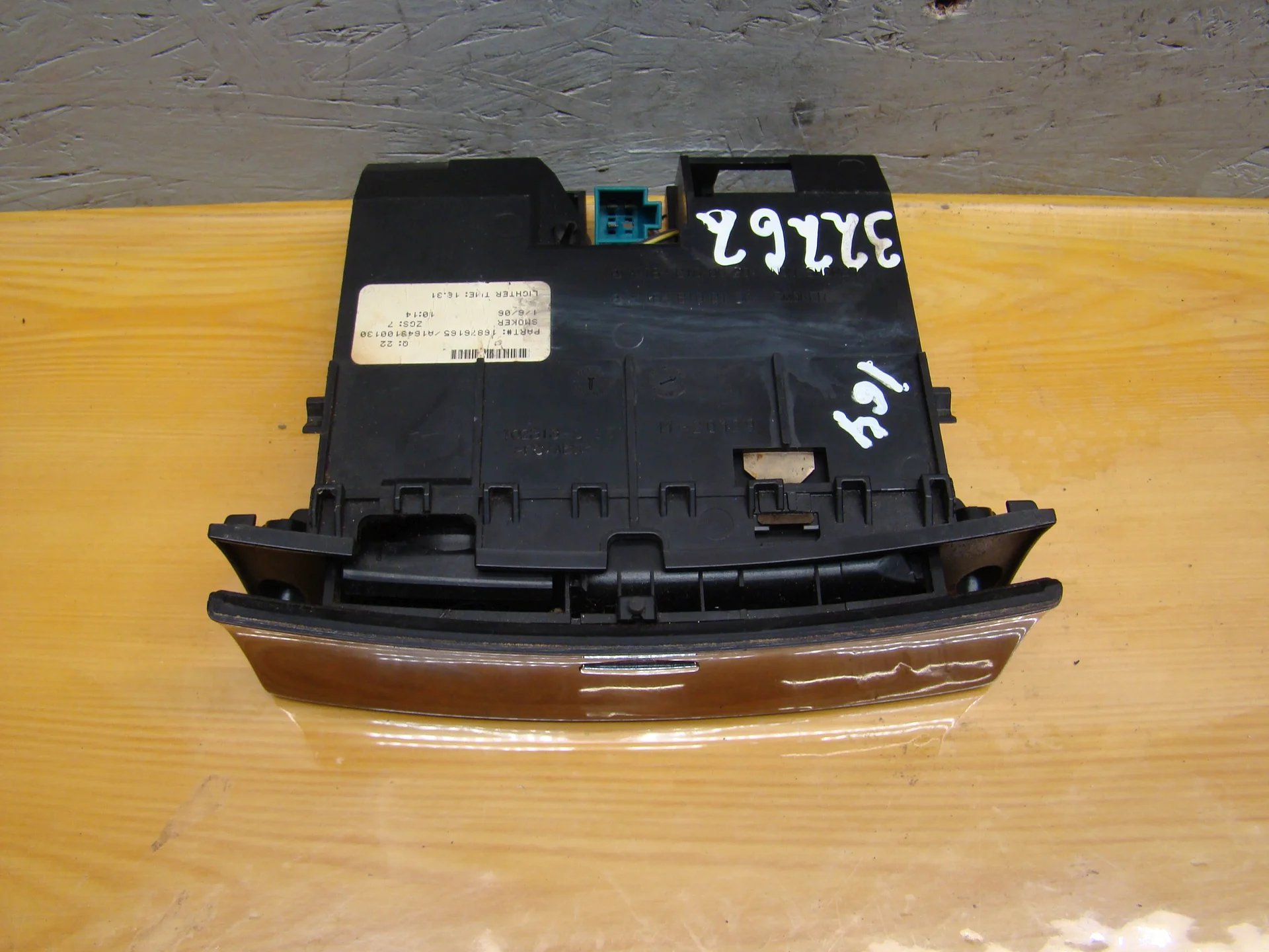 Пепельница передняя Mercedes-Benz W164  A1648100030 - миниатюра 3