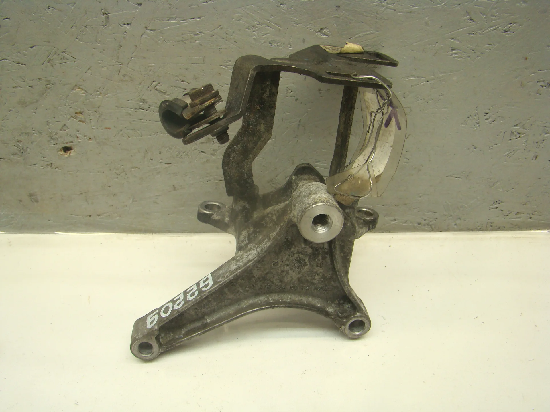 Кронштейн обводного ролика Mercedes-Benz W221 278 A2782340039 - миниатюра 2