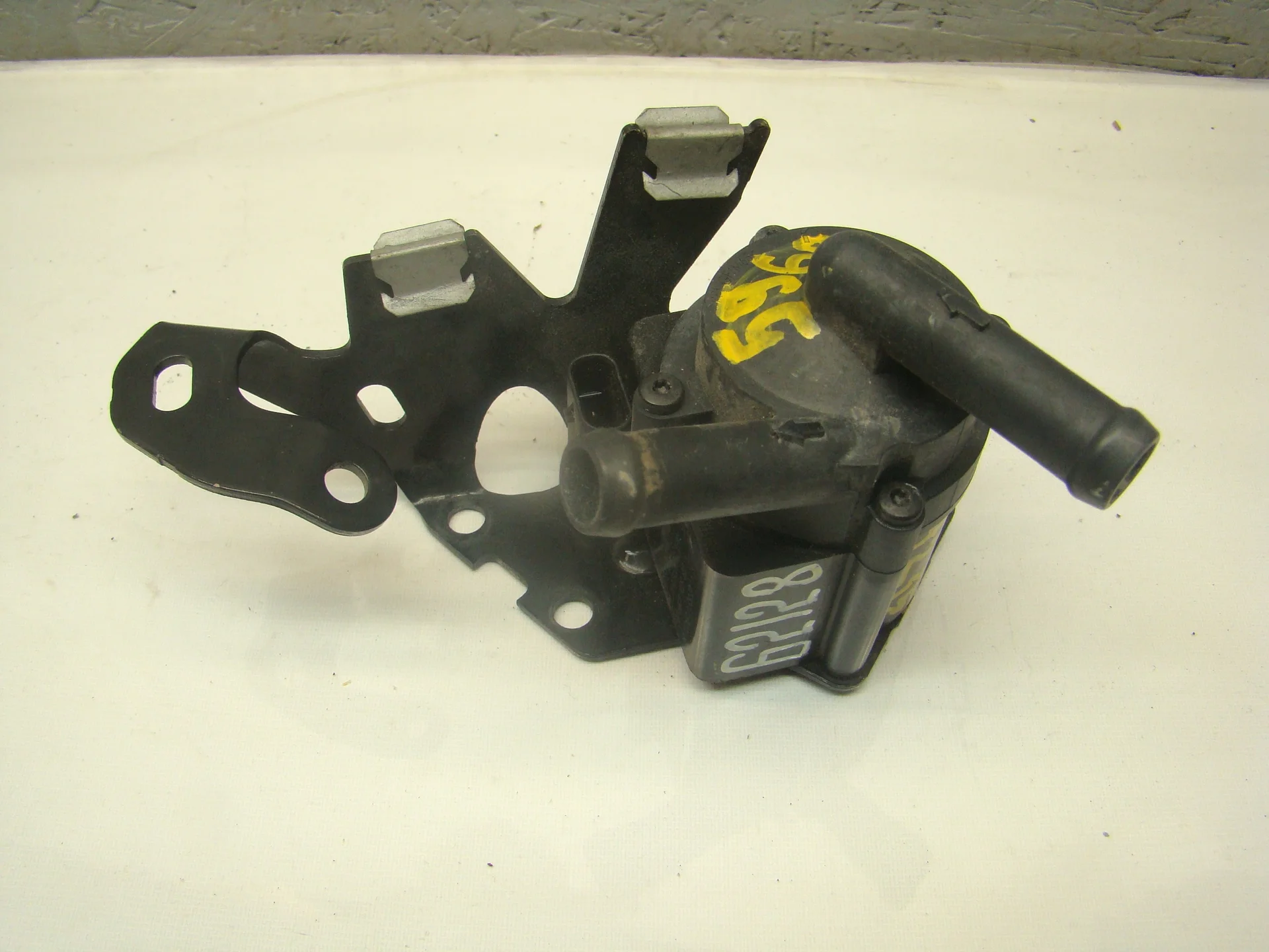 Помпа дополнительной прокачки антифриза Peugeot 308 II T9 5F02 9806790880 - изображение 1