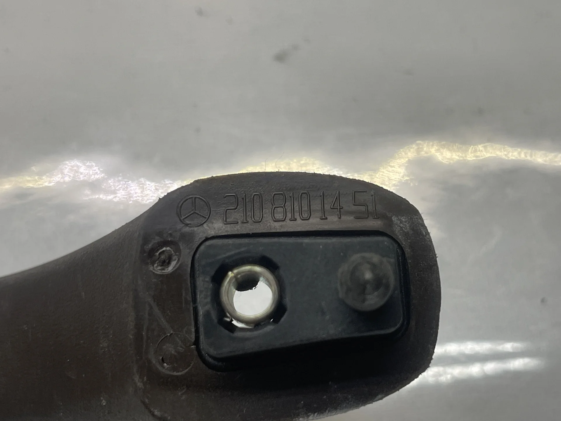Поручень потолочный передний правый Mercedes-Benz W210 A2108101451 - миниатюра 2