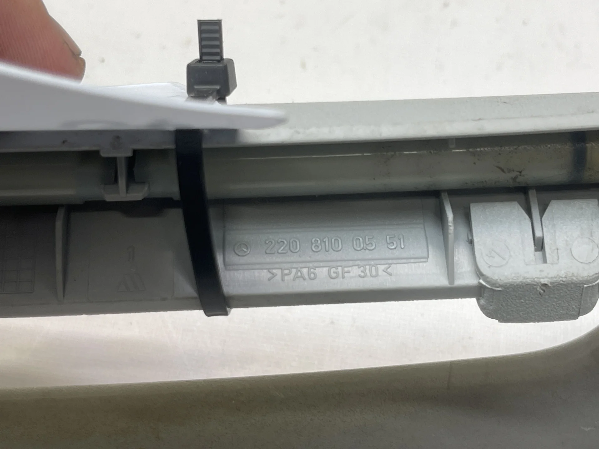 Поручень потолочный Mercedes-Benz W220 A2208100551 - миниатюра 3