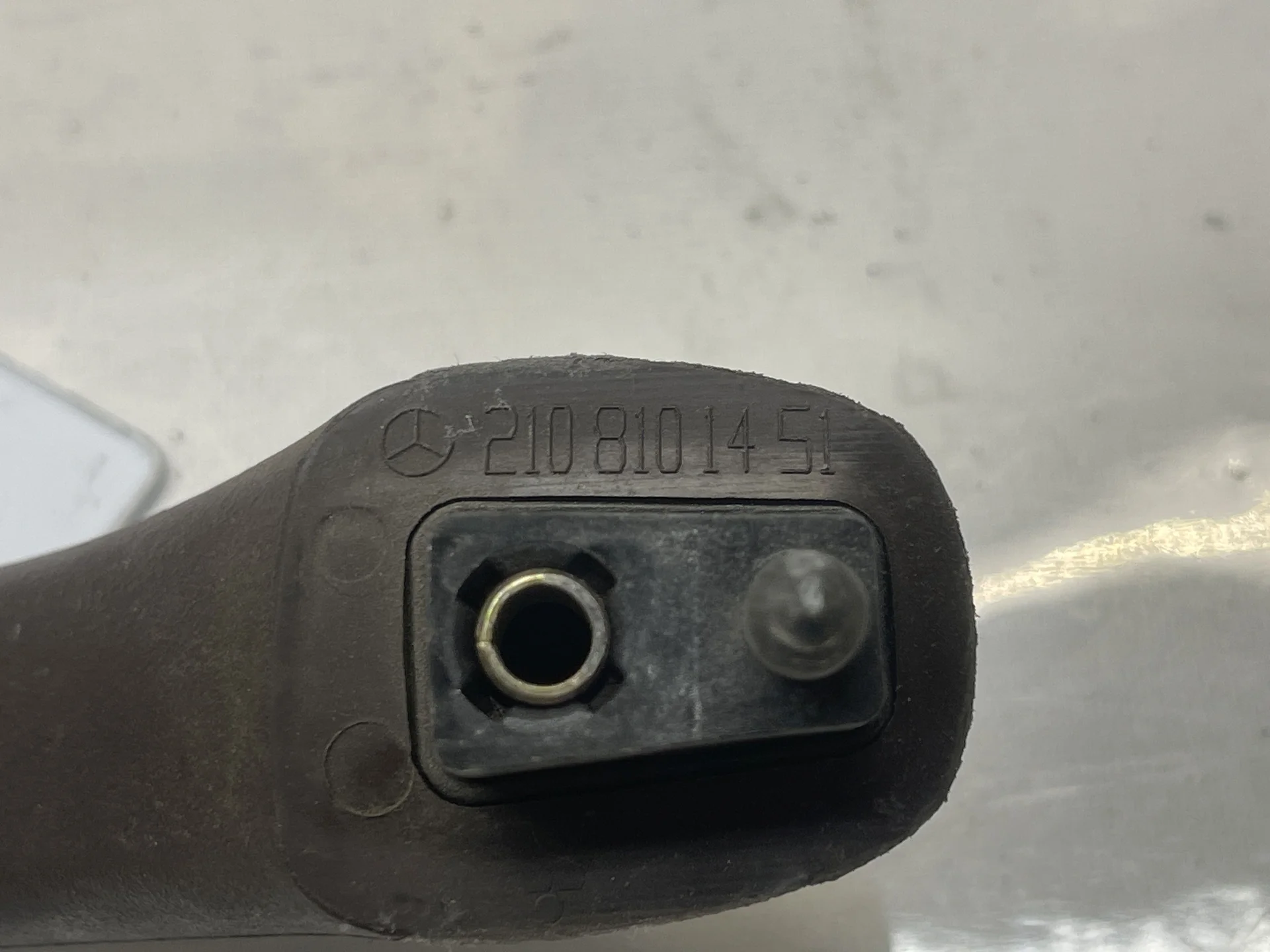 Поручень потолочный передний правый Mercedes-Benz W210 A2108101451 - миниатюра 2