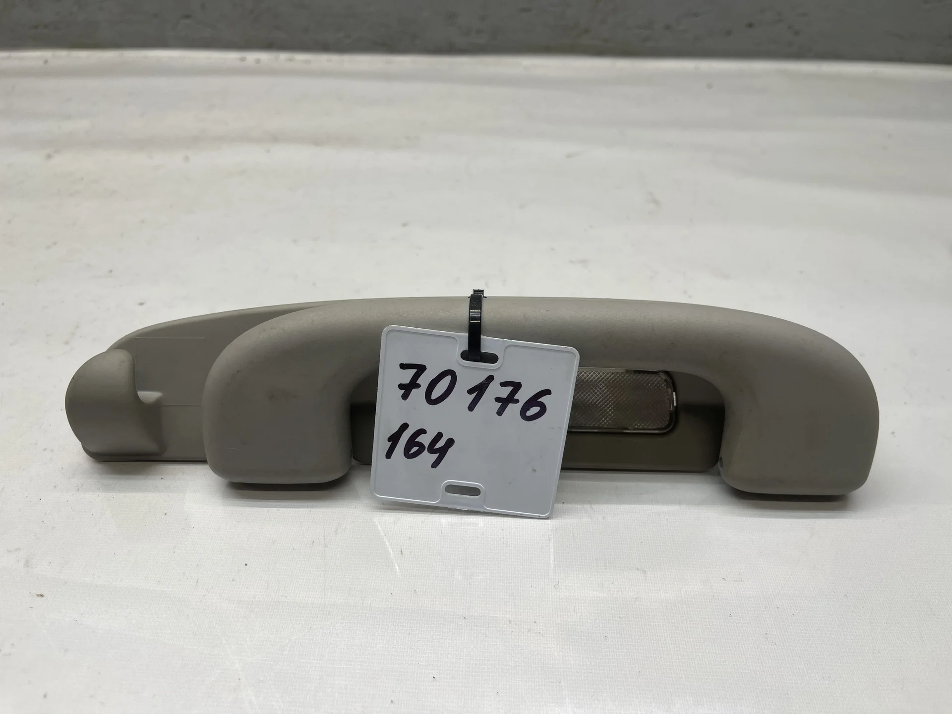 Поручень потолочный задний правый Mercedes-Benz W164 A1648100654 - изображение 1