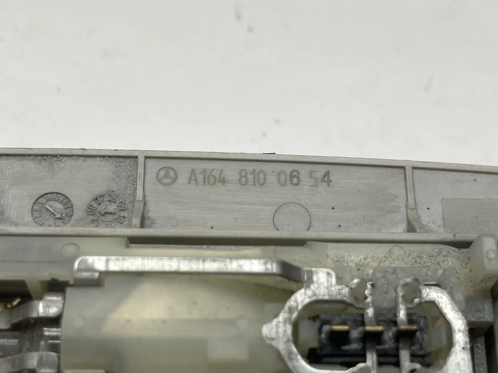 Поручень потолочный задний правый Mercedes-Benz W164 A1648100654 - миниатюра 2