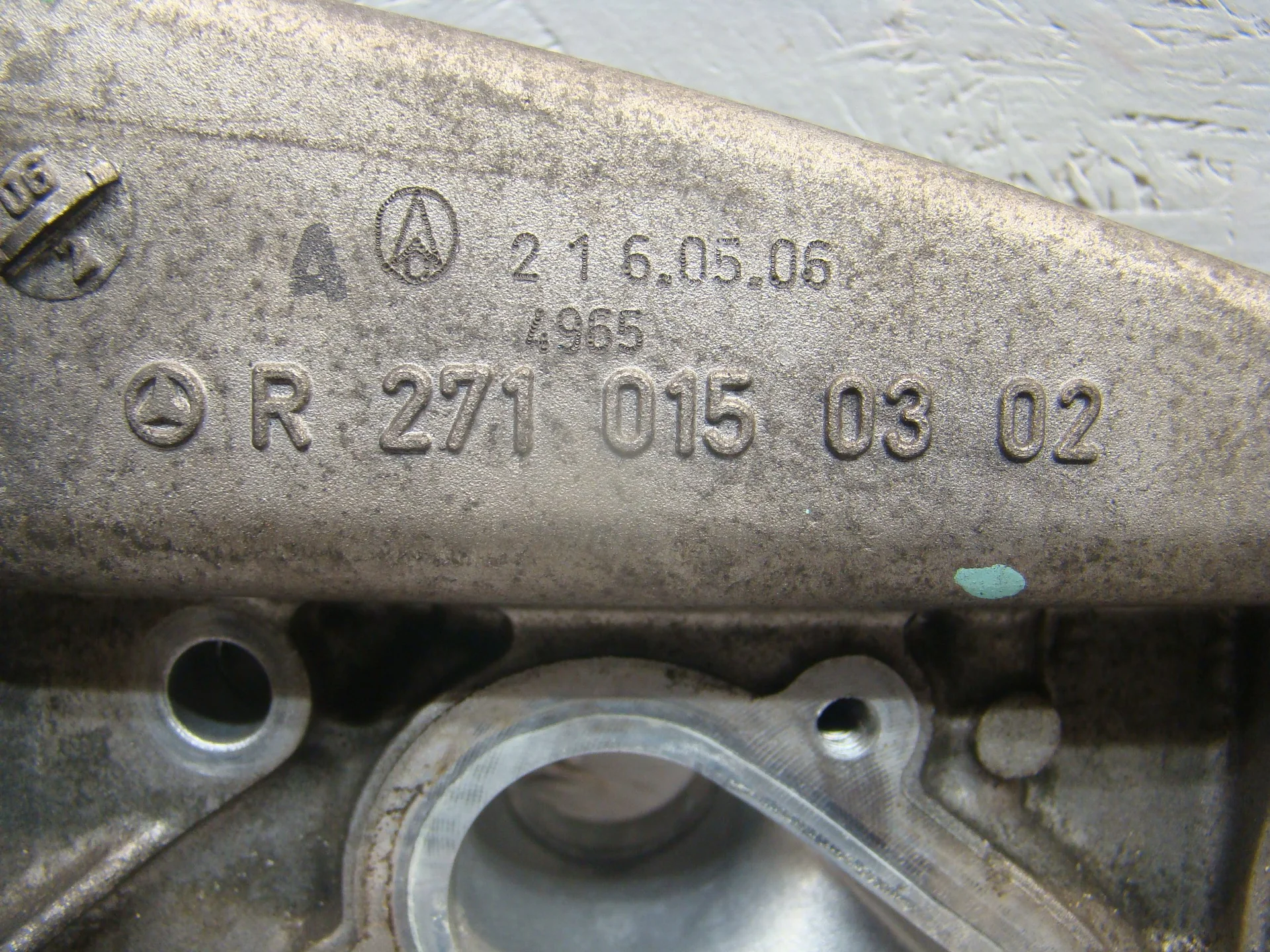 Крышка двигателя передняя Mercedes-Benz W203 271 A2710150302 - миниатюра 2