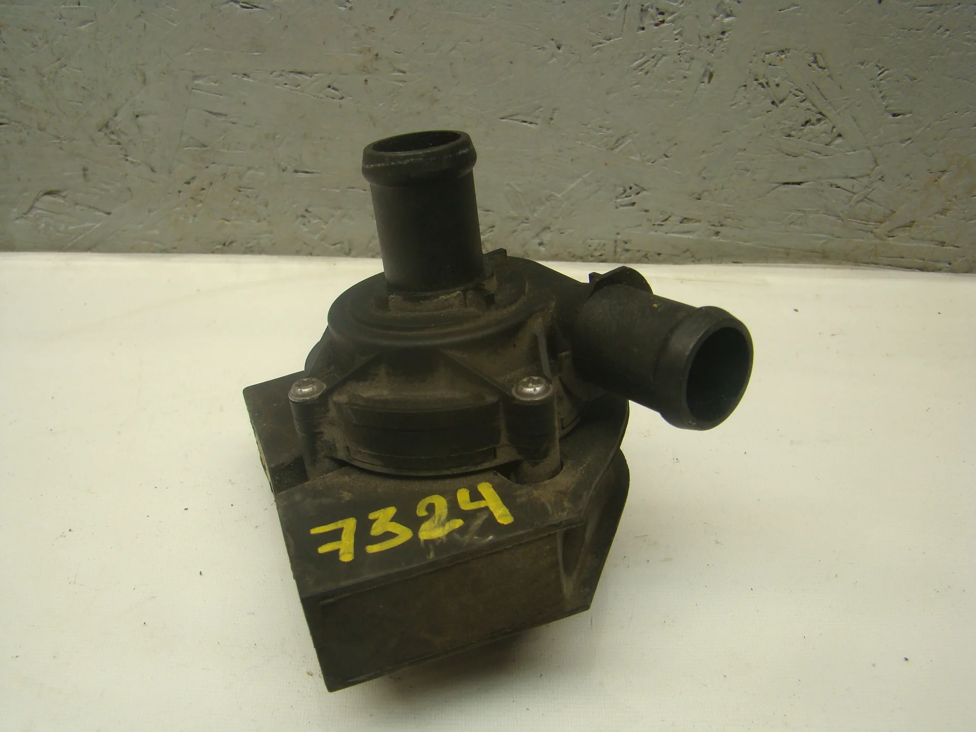 Помпа дополнительной прокачки антифриза Volkswagen Golf V 5K (Mk5) CZC 5Q0965567 - миниатюра 2