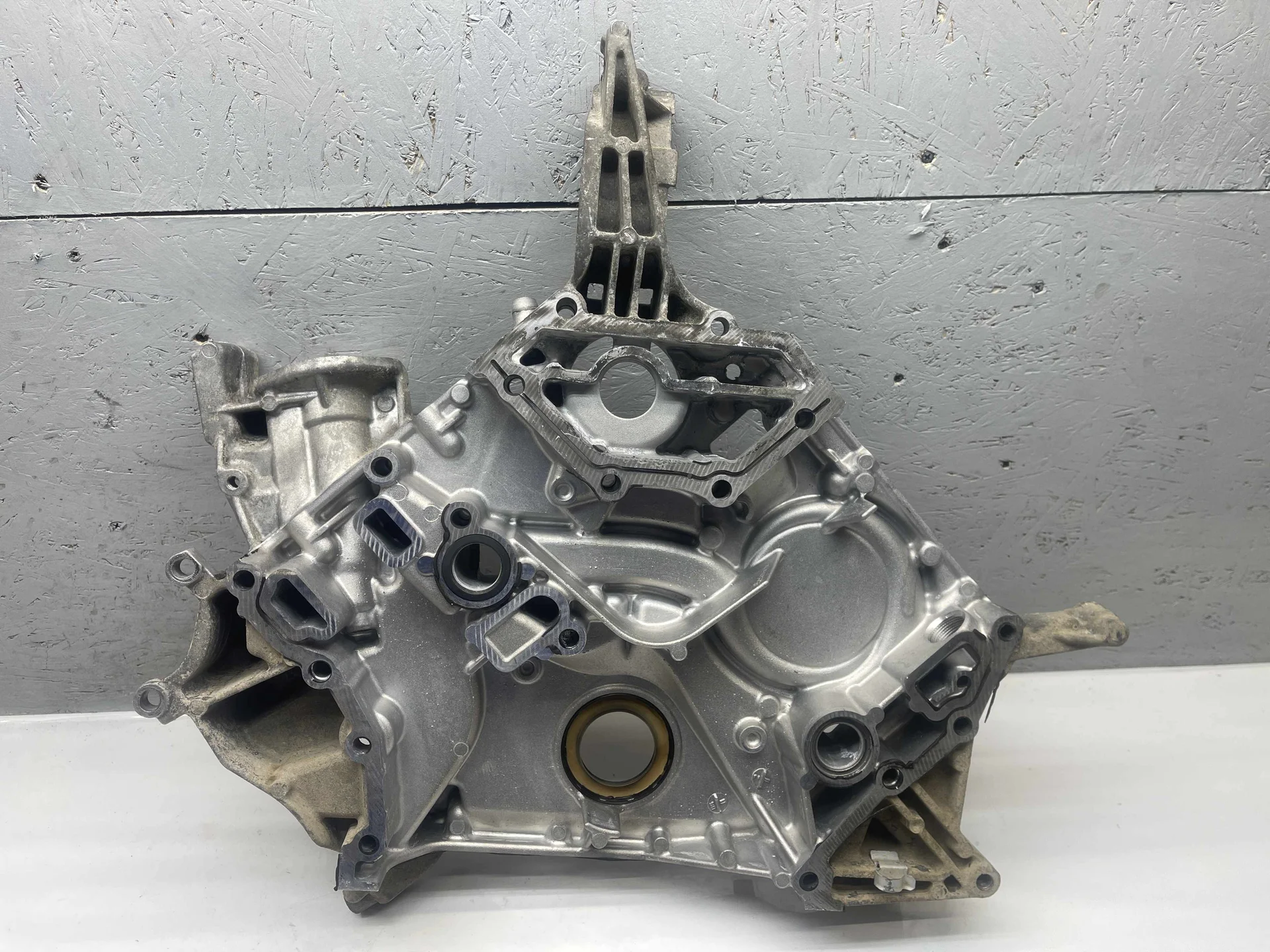 Крышка двигателя передняя Mercedes-Benz W163 112 A1120151202 - миниатюра 2