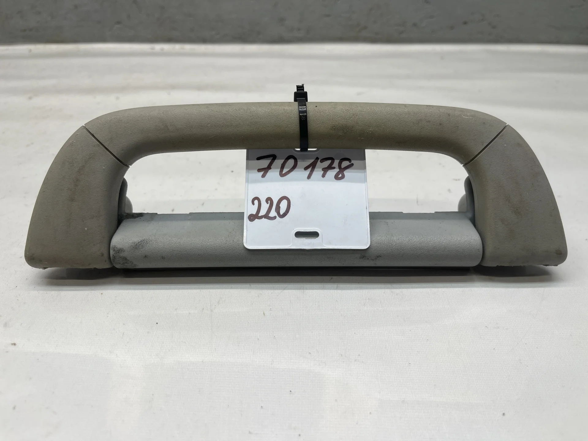 Поручень потолочный Mercedes-Benz W220 A2208100551 - изображение 1