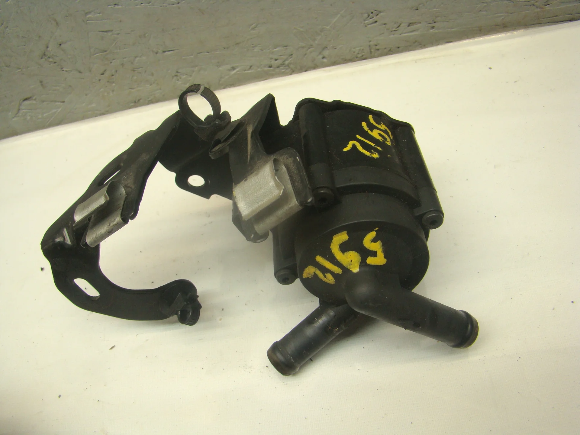 Помпа дополнительной прокачки антифриза Peugeot 308 II T9 5F02 9806790780 - миниатюра 2