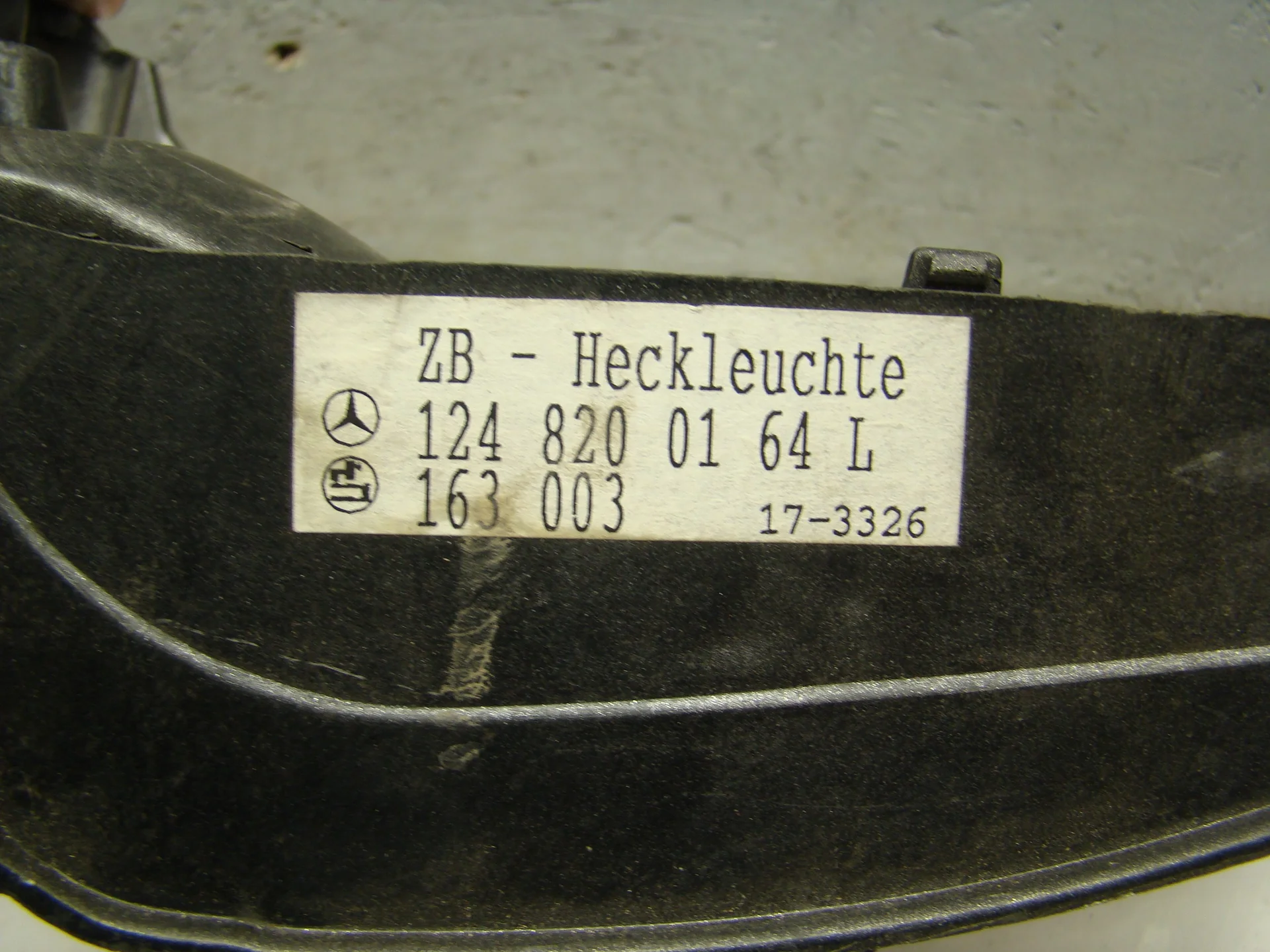 Отражатель задний левый Mercedes-Benz W124  A1248200164 - миниатюра 3