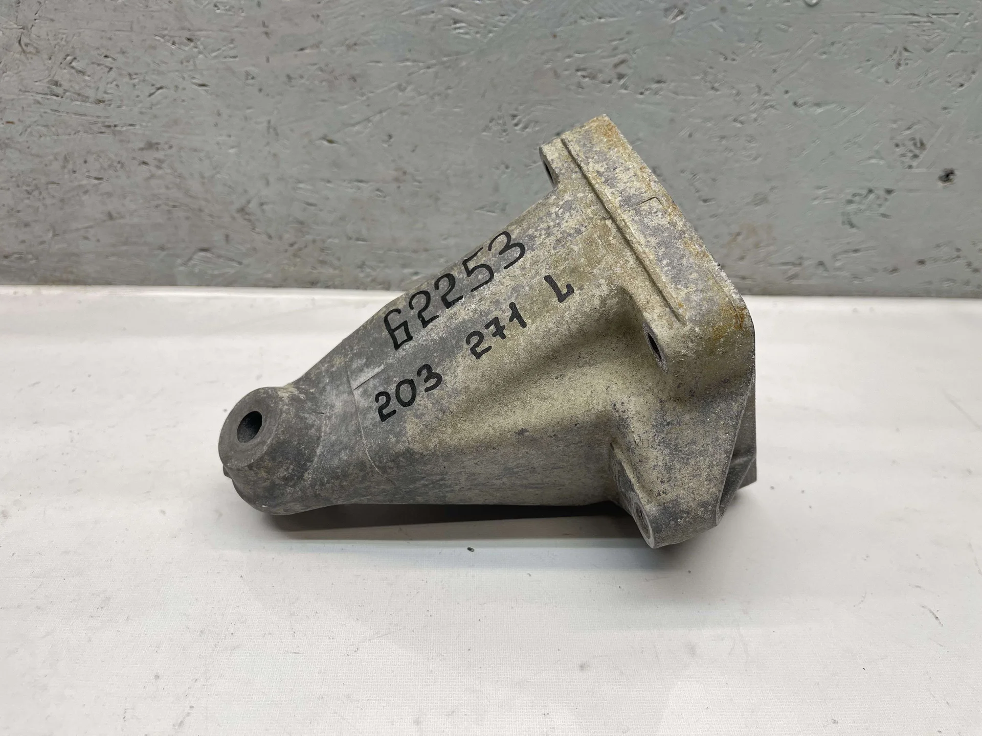 Кронштейн двигателя левый Mercedes-Benz W203 271 A2712230904 - изображение 1
