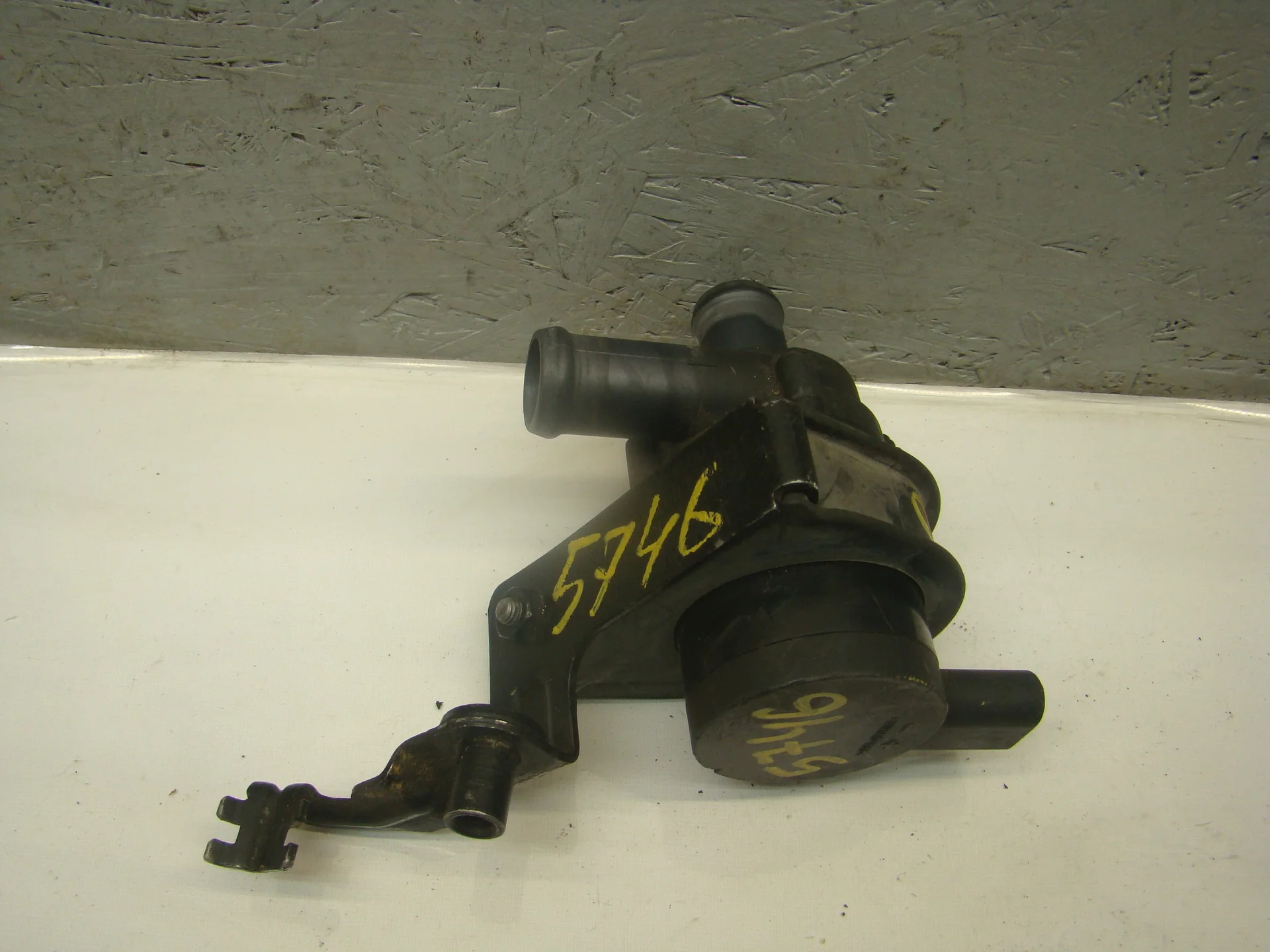 Помпа дополнительной прокачки антифриза Audi A1 I 8X CAX 1K0965561F - миниатюра 2