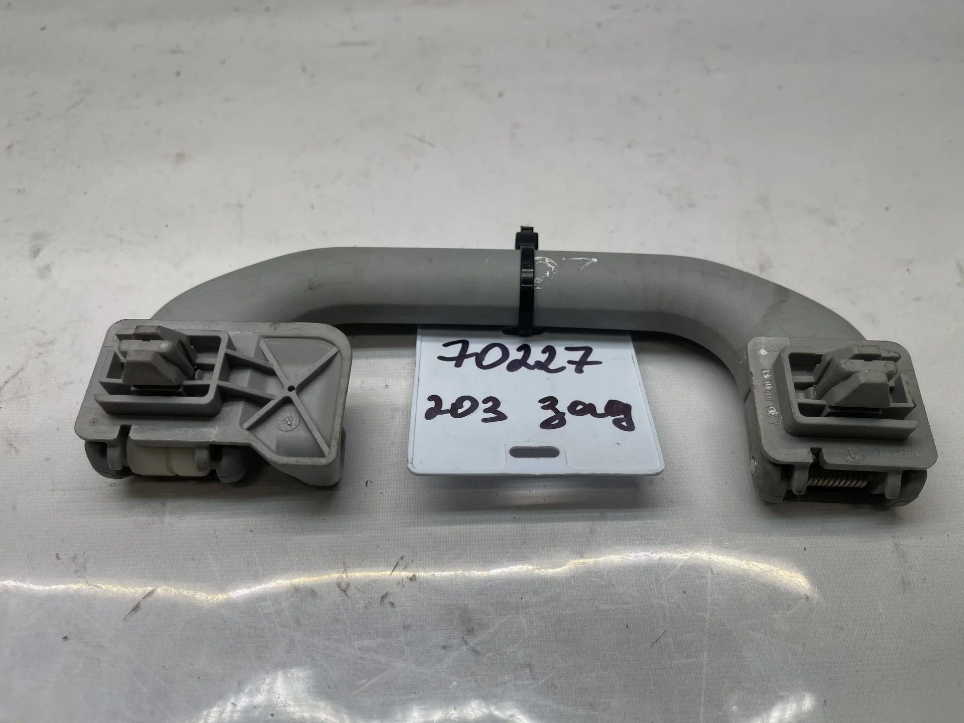 Поручень потолочный задний Mercedes-Benz W203  A2038100551 - миниатюра 2