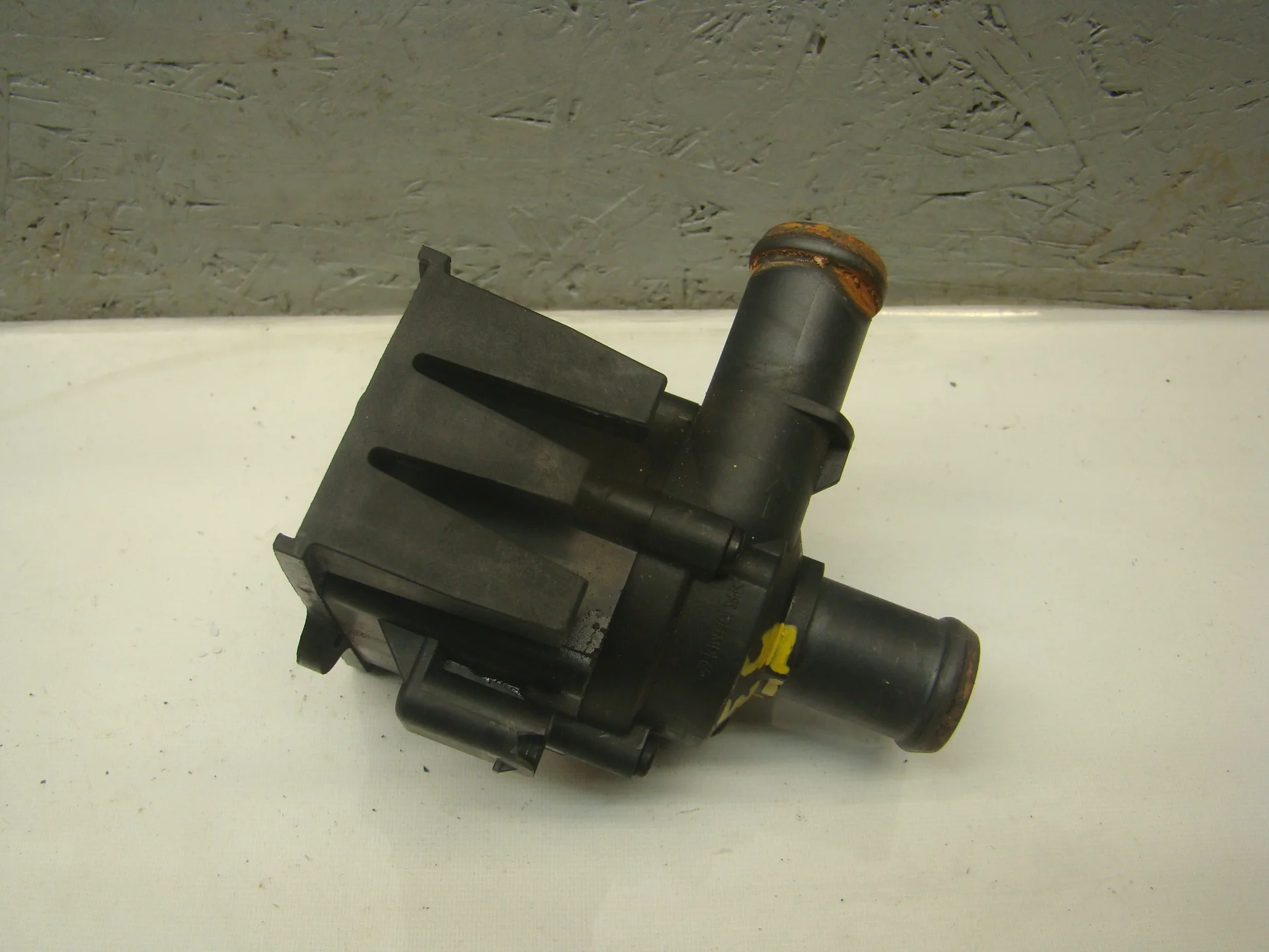 Помпа дополнительной прокачки антифриза Audi Q5 I 8R CNC 06H121601M - миниатюра 2
