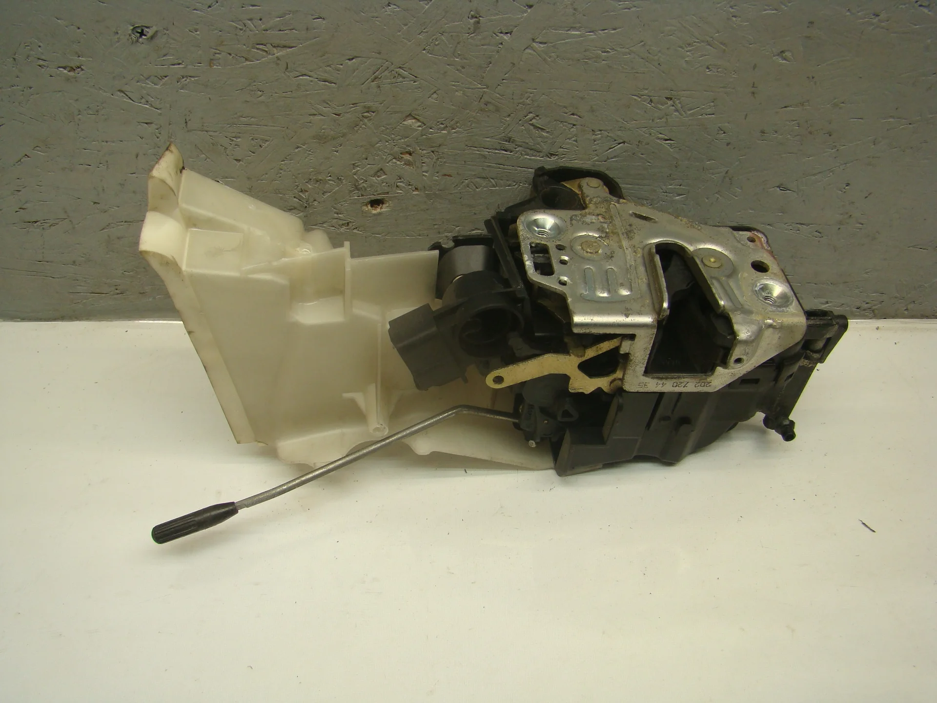 Замок двери передней правой Mercedes-Benz W210 112 A2027204435 - изображение 1