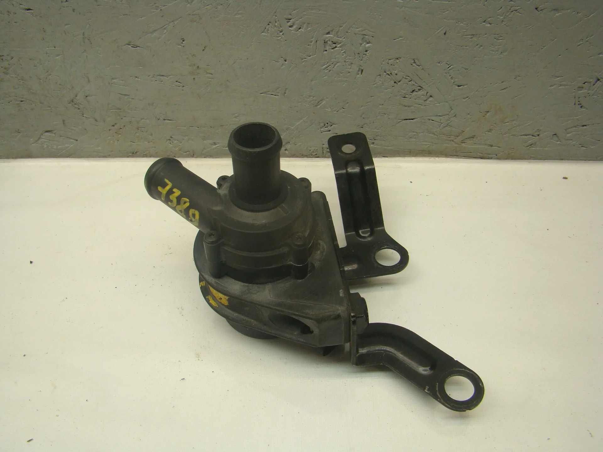 Помпа дополнительной прокачки антифриза Audi A1 I 8X CAX 1K0965561F - миниатюра 2