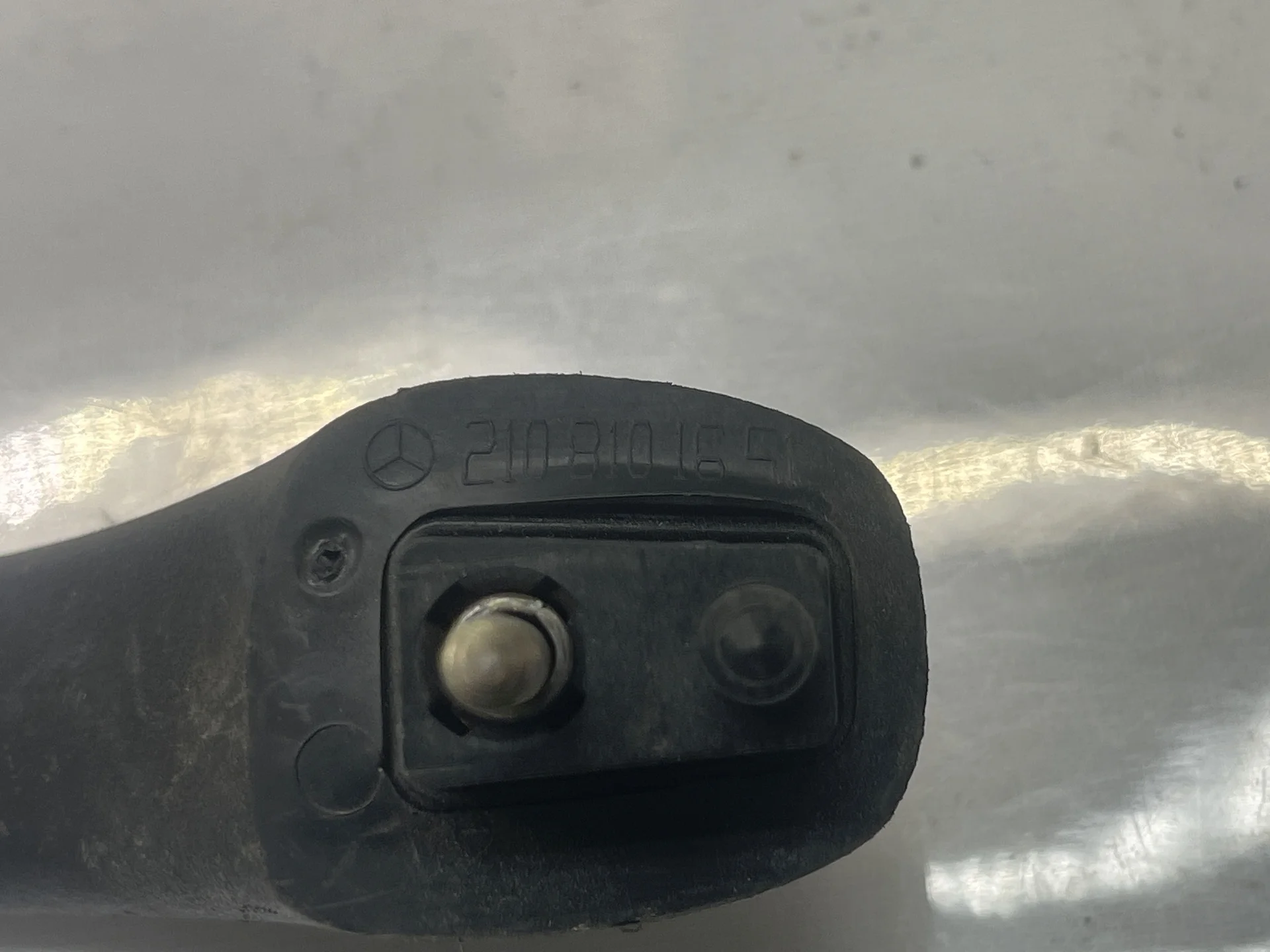 Поручень потолочный задний правый Mercedes-Benz W210  A2108101651 - миниатюра 2