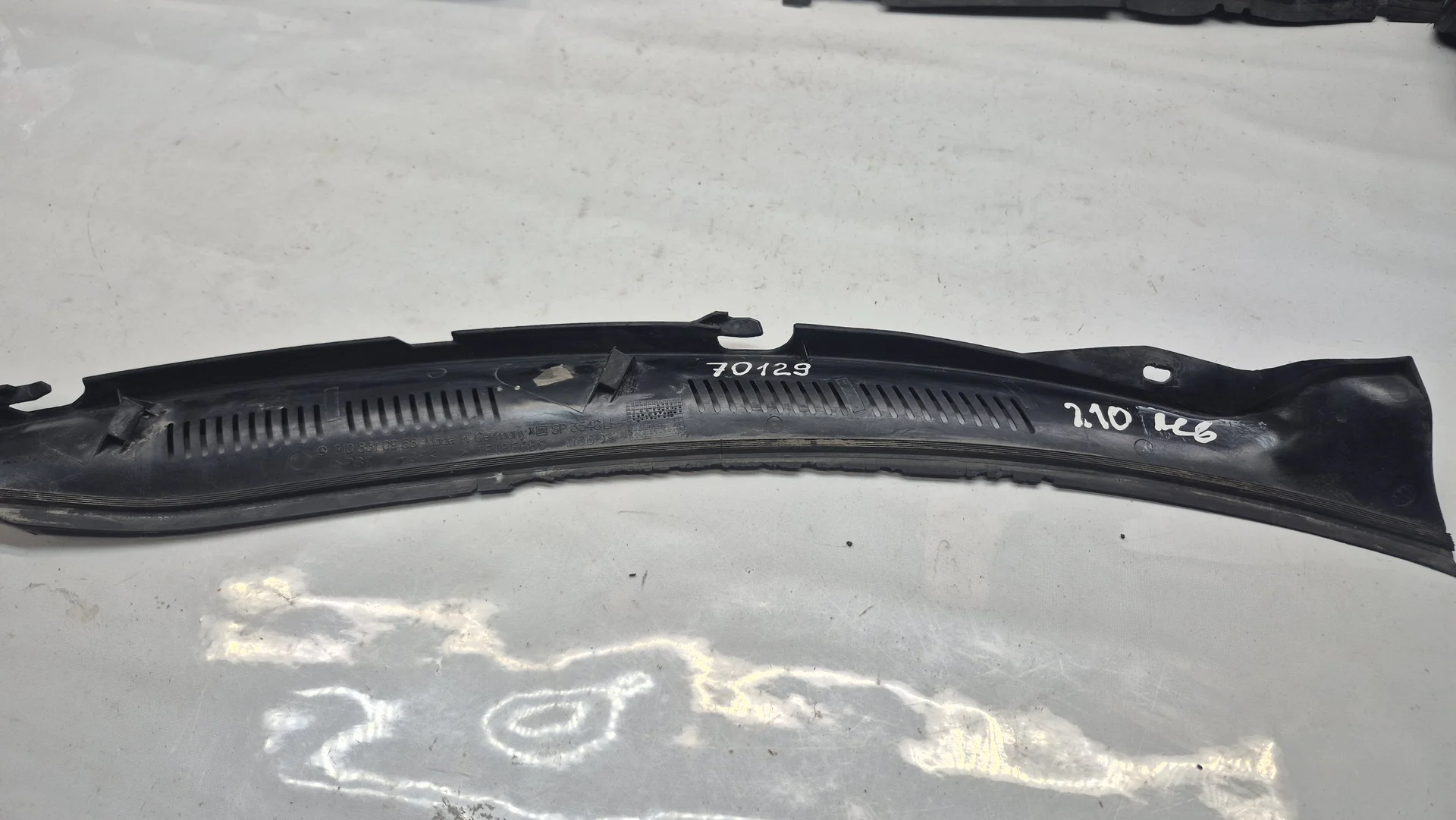 Жабо левое Mercedes-Benz W210 A2108310958 - миниатюра 3