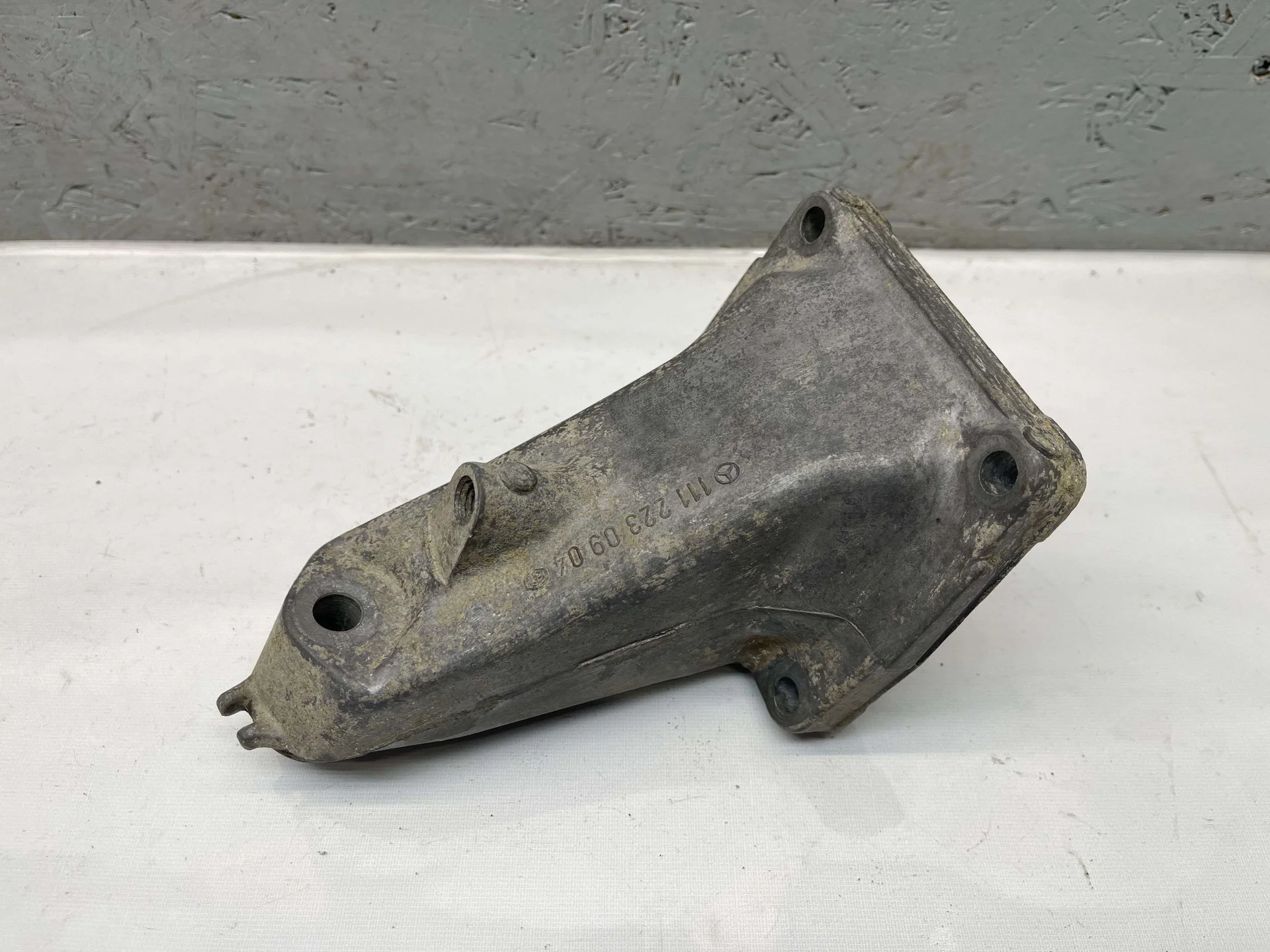Кронштейн двигателя левый Mercedes-Benz W202 111 A1112230904 - миниатюра 2